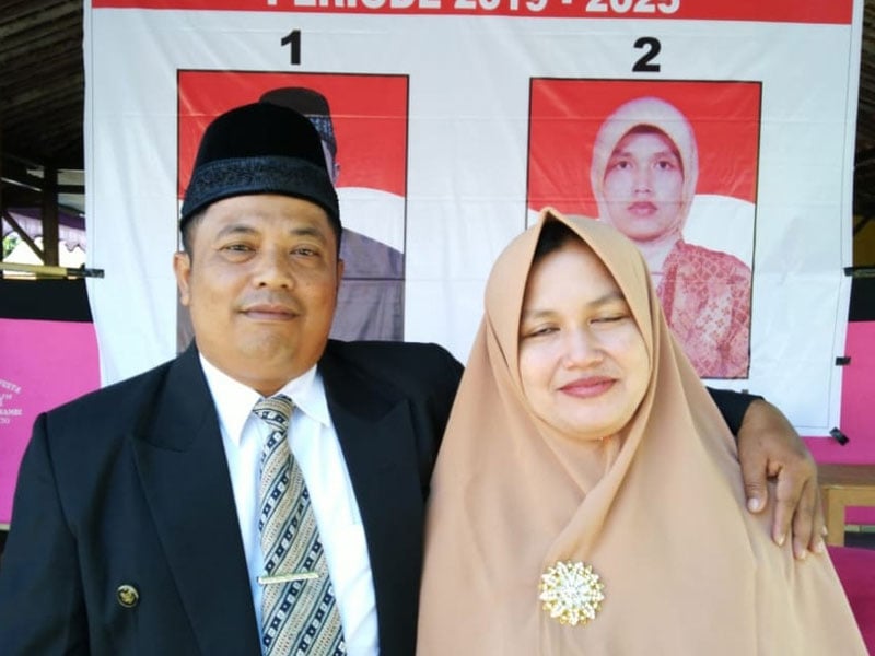 Pasangan suami-istri Panut dan Sri Lestari bersaing untuk berebut kursi Kepala Desa Tempursari 2019-2025.
