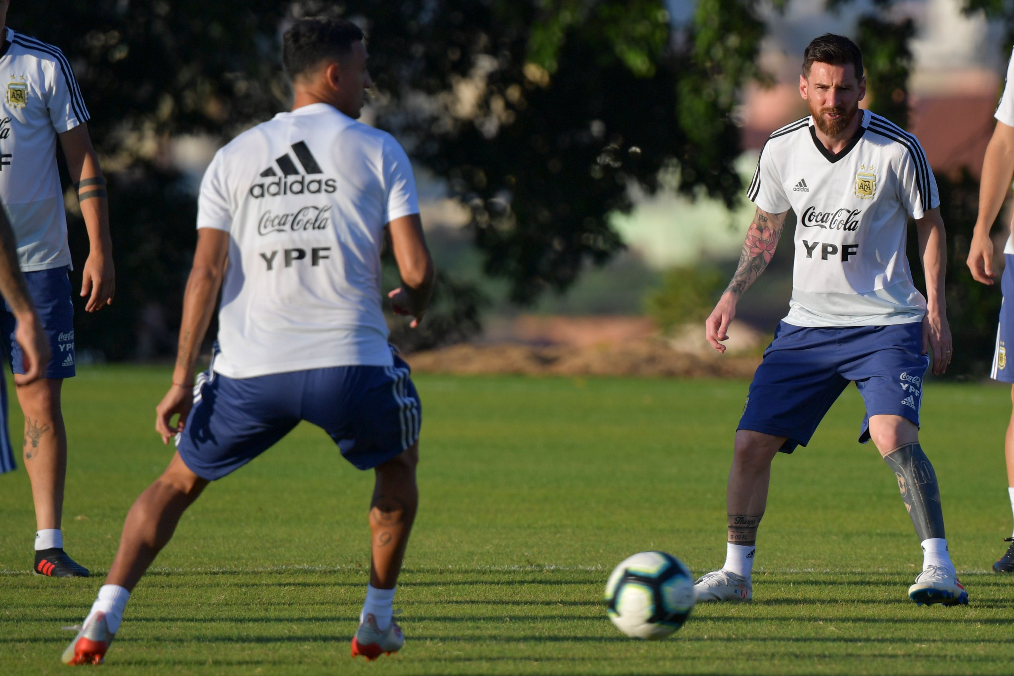 Messi (kanan) dan rekannya di timnas Argentina tengah berlatih di Belo Horizonte, Brasil