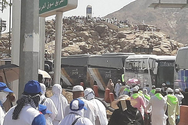 Jemaah haji bersiap untuk mendaki Jabal Rahmah di kawasan Padang Arafah, Arab Saudi