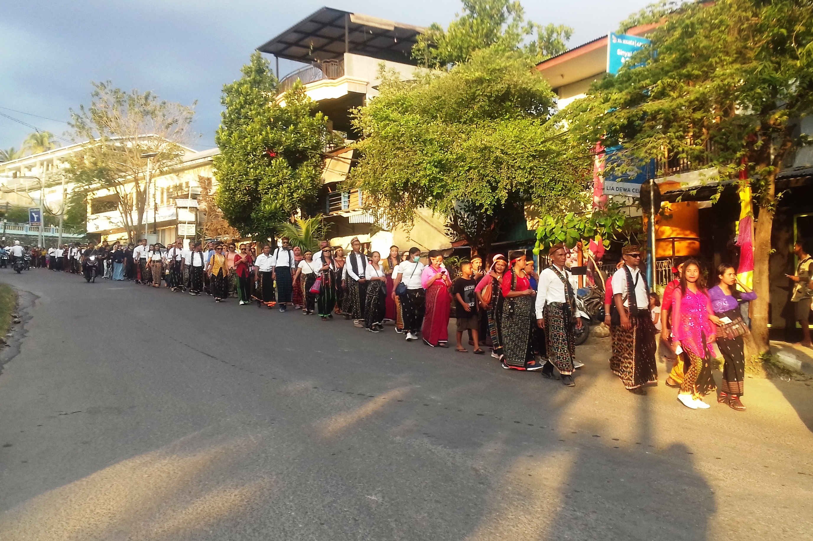 Parade Seni dan Budaya ini juga diikuti rombongan dari Filipina dan Timor Leste.