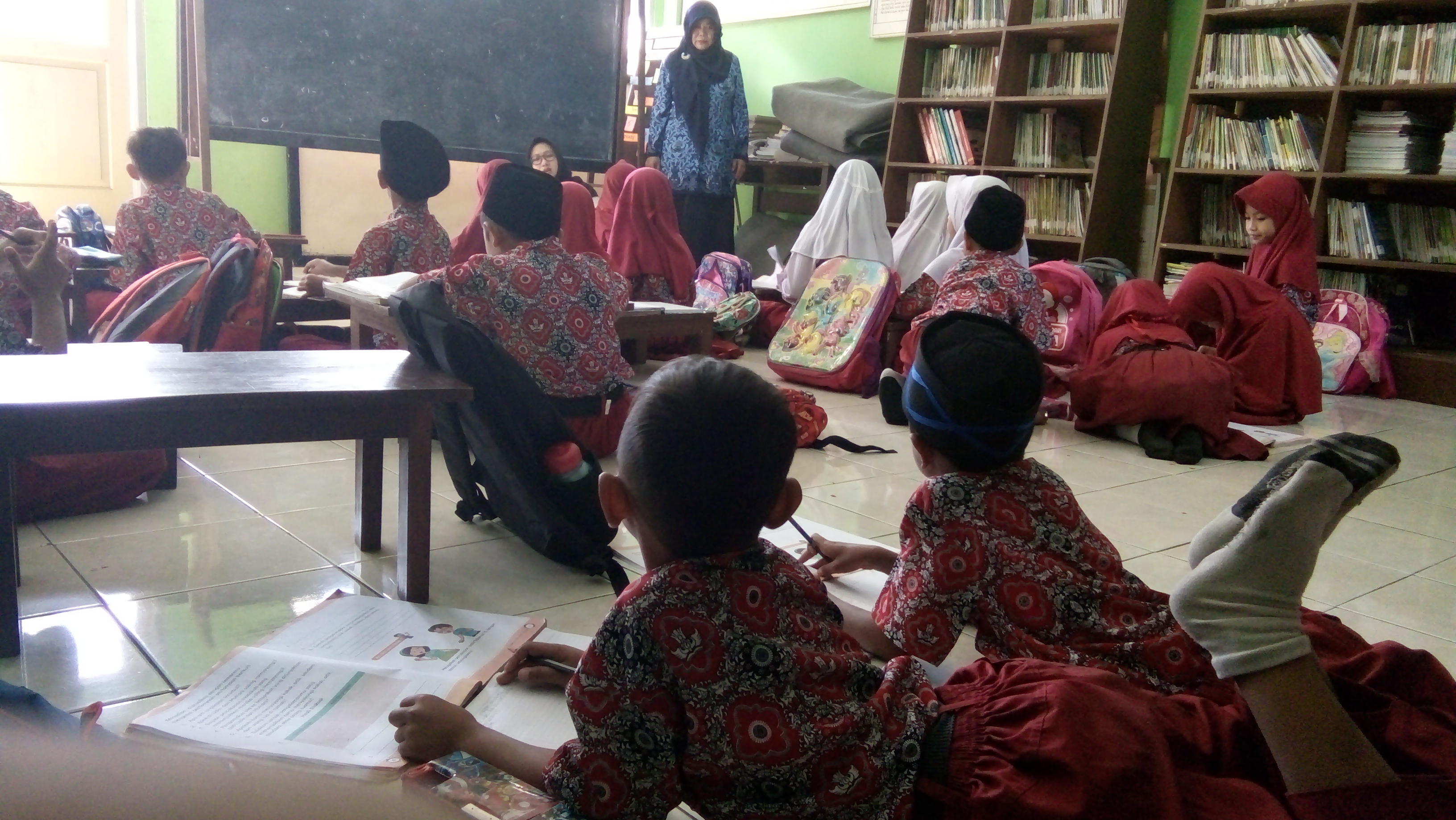  Sudah 28 Tahun Siswa SDN Cikadongdong  Belajar di Lantai 