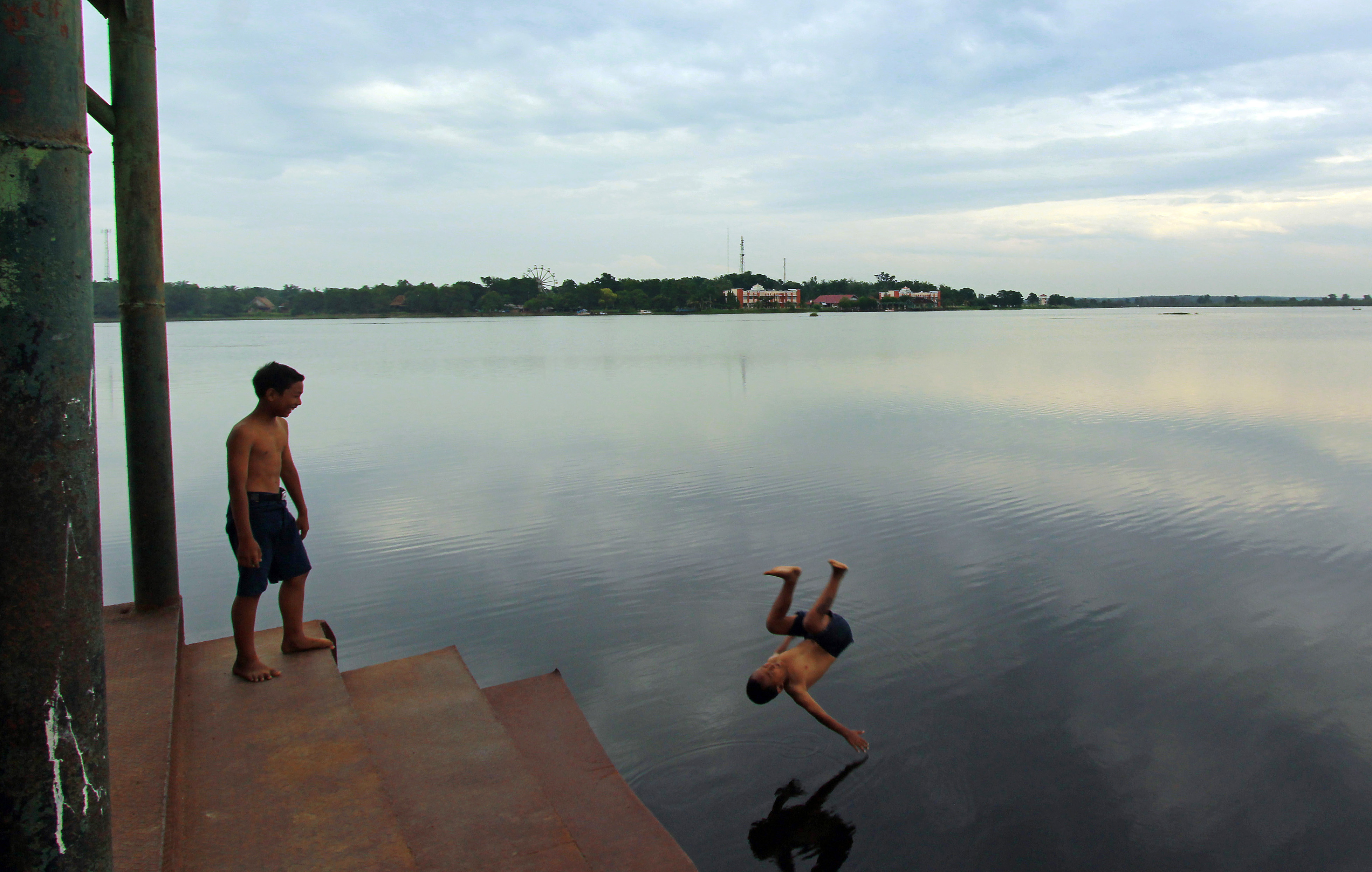  Dua orang anak bermain di lokasi wisata Danau Teluk Gelam, Ogan Ilir, Sumsel.