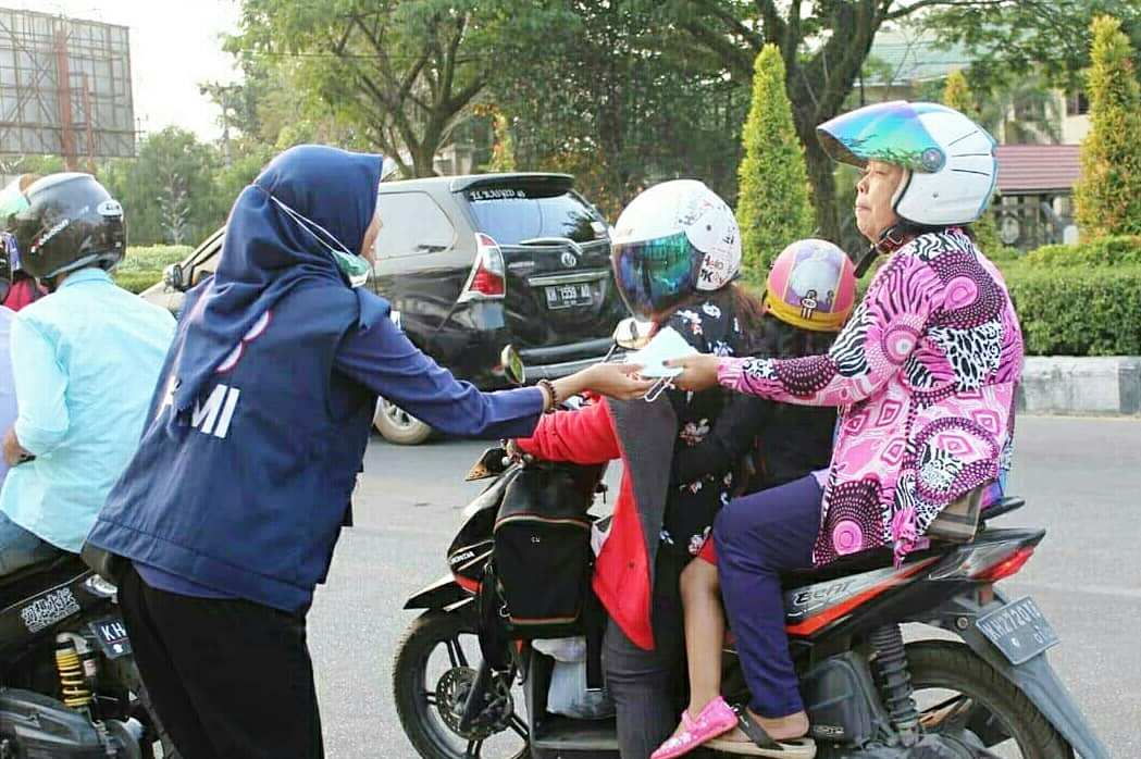 Petugas PMI Kalteng membagikan 6 ribu masker kepada warga Kota Palangkaraya.