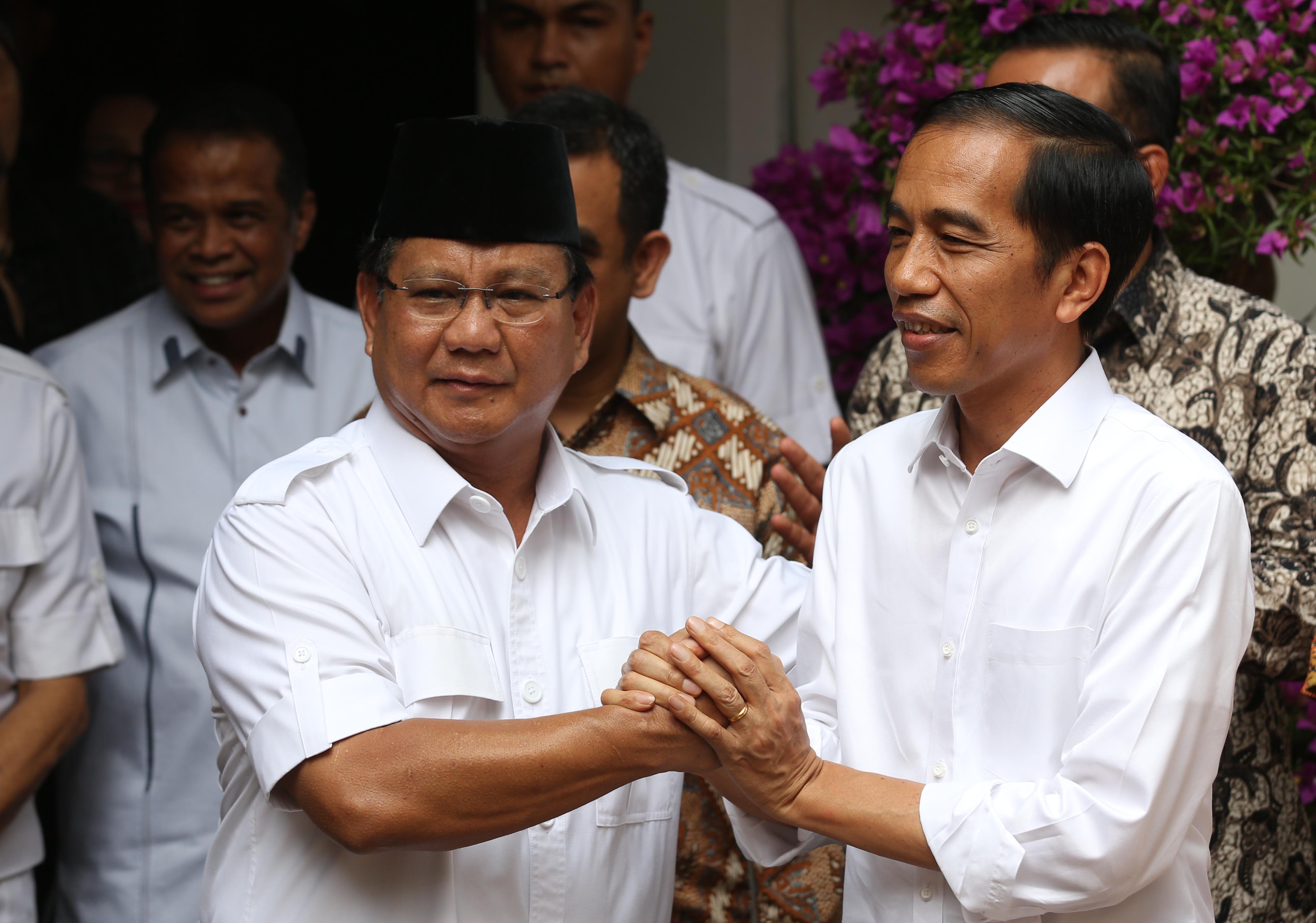 Presiden Terpilih Joko Widodo bersalaman dengan Prabowo Subianto 