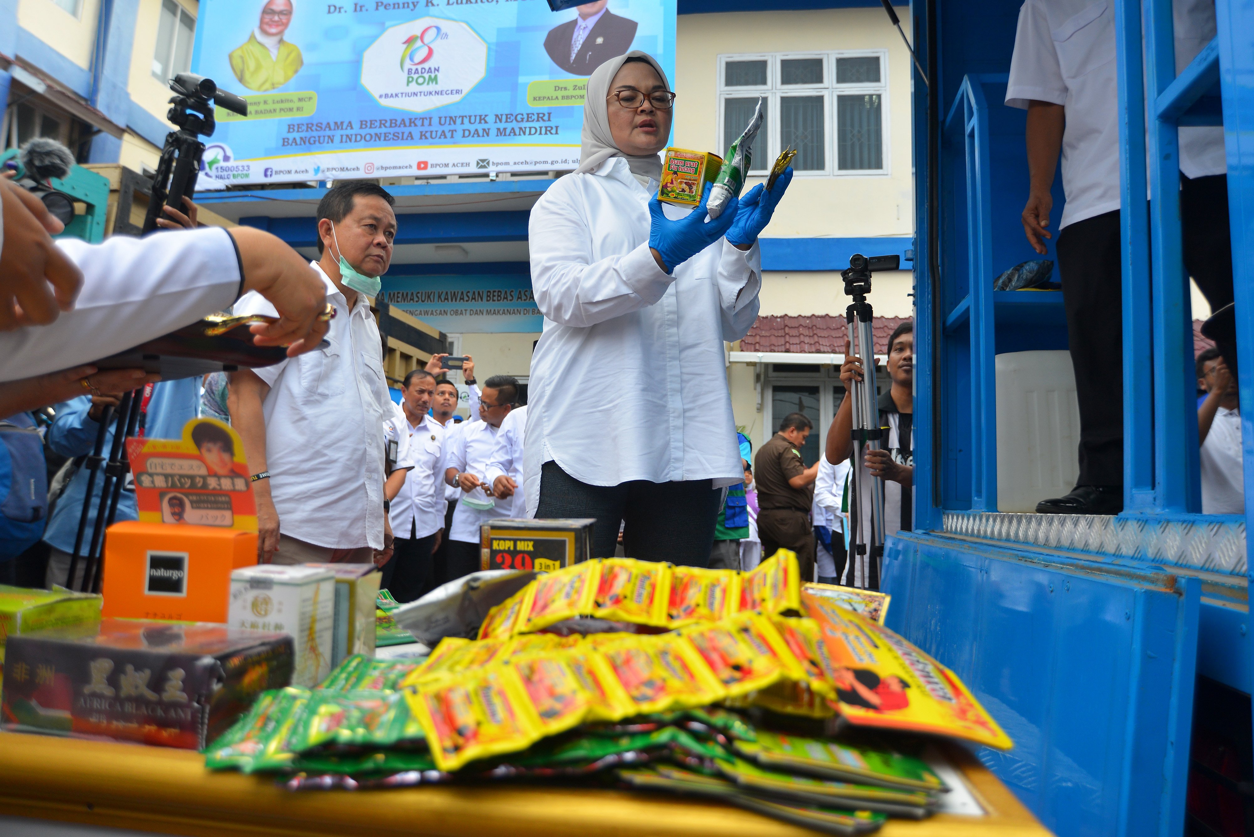  Kepala Badan Pengawas Obat dan Makanan, Penny K. Lukito (kanan).
