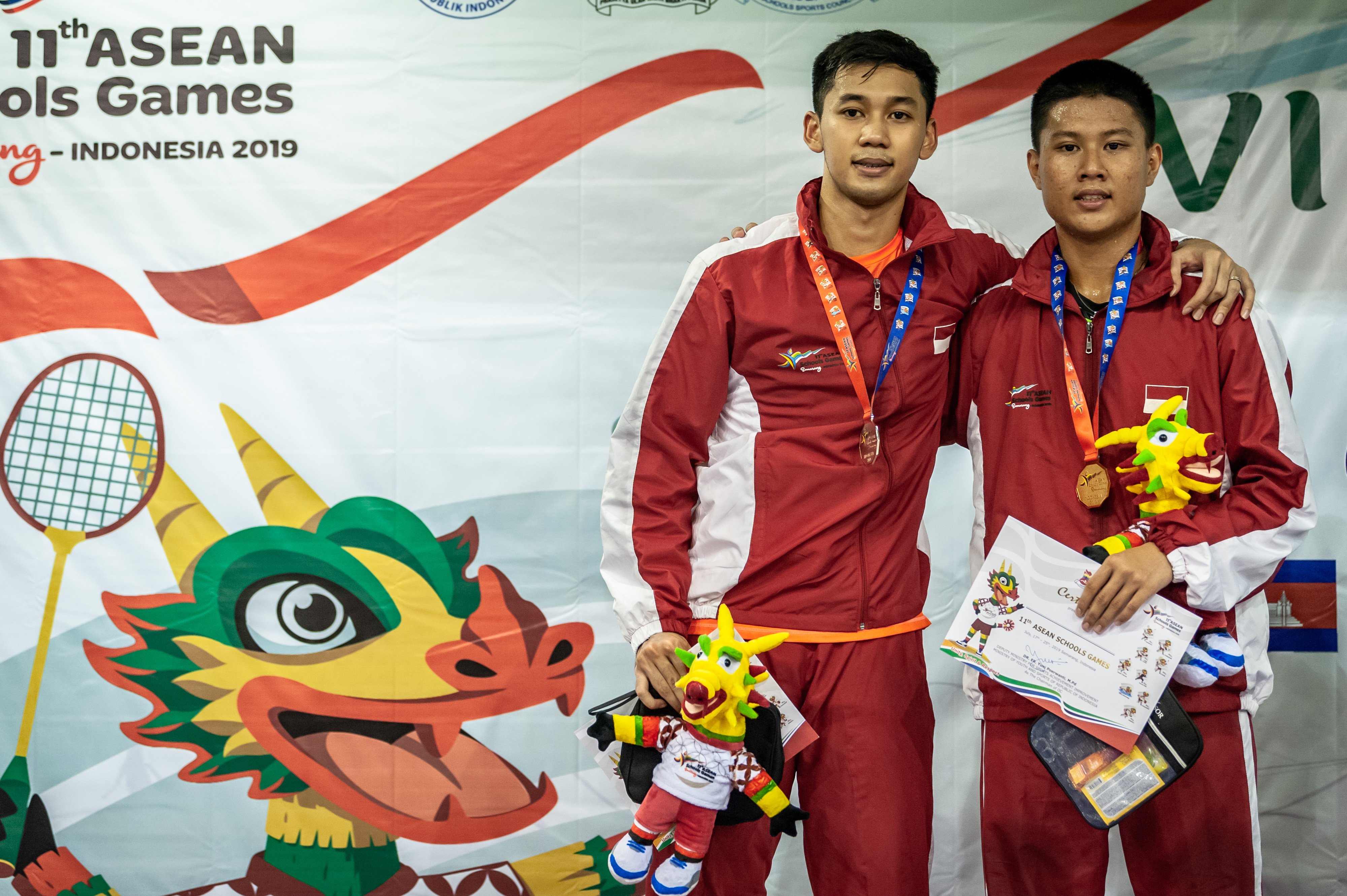  Pebulu tangkis Indonesia Tegar Sulistyo (kanan) dan rekan senegaranya M Aldo Apriyandi (kiri) berfoto bersama usai penyerahan medali 