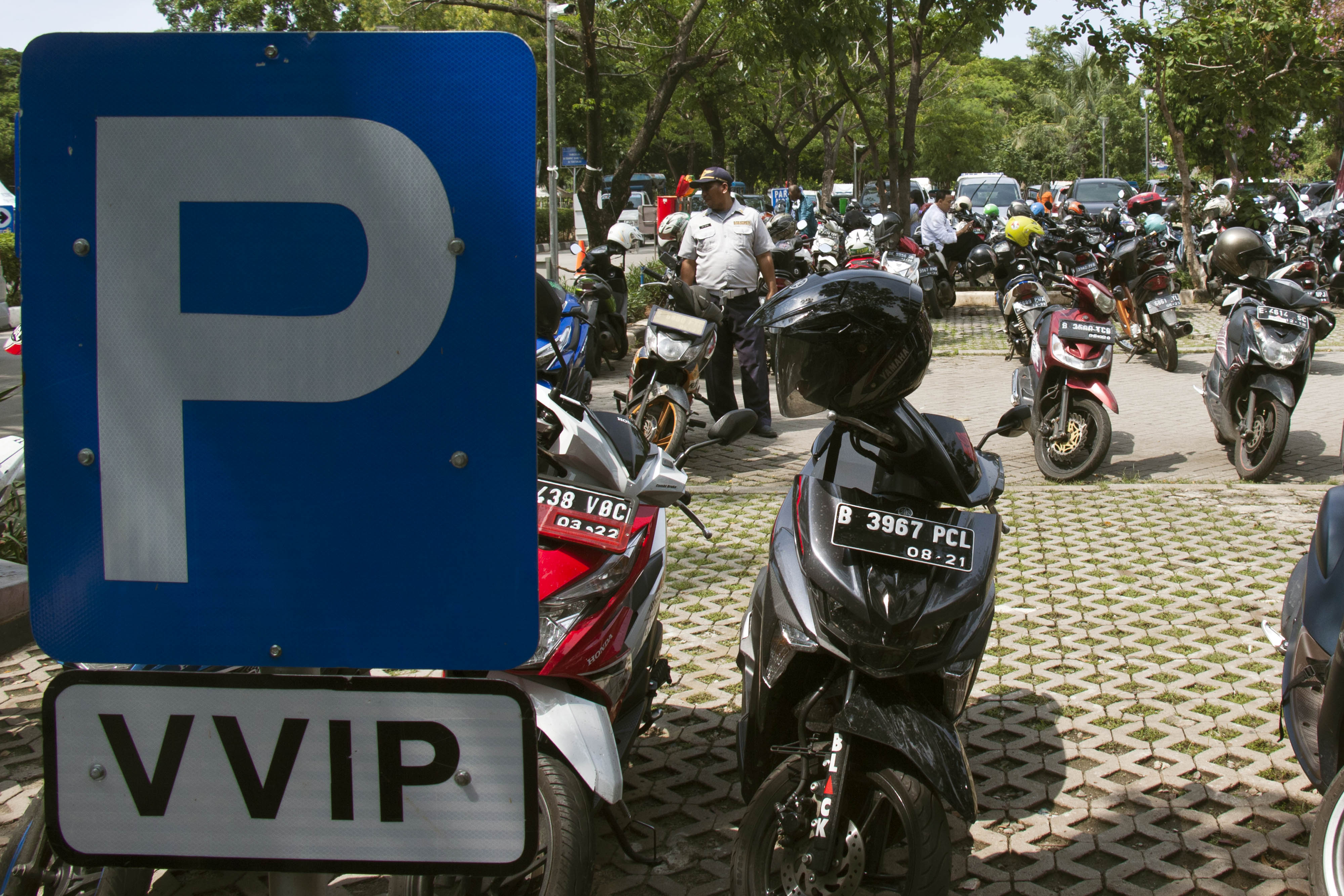 Sejumlah sepeda motor diparkir di lapangan parkit IRTI Monas