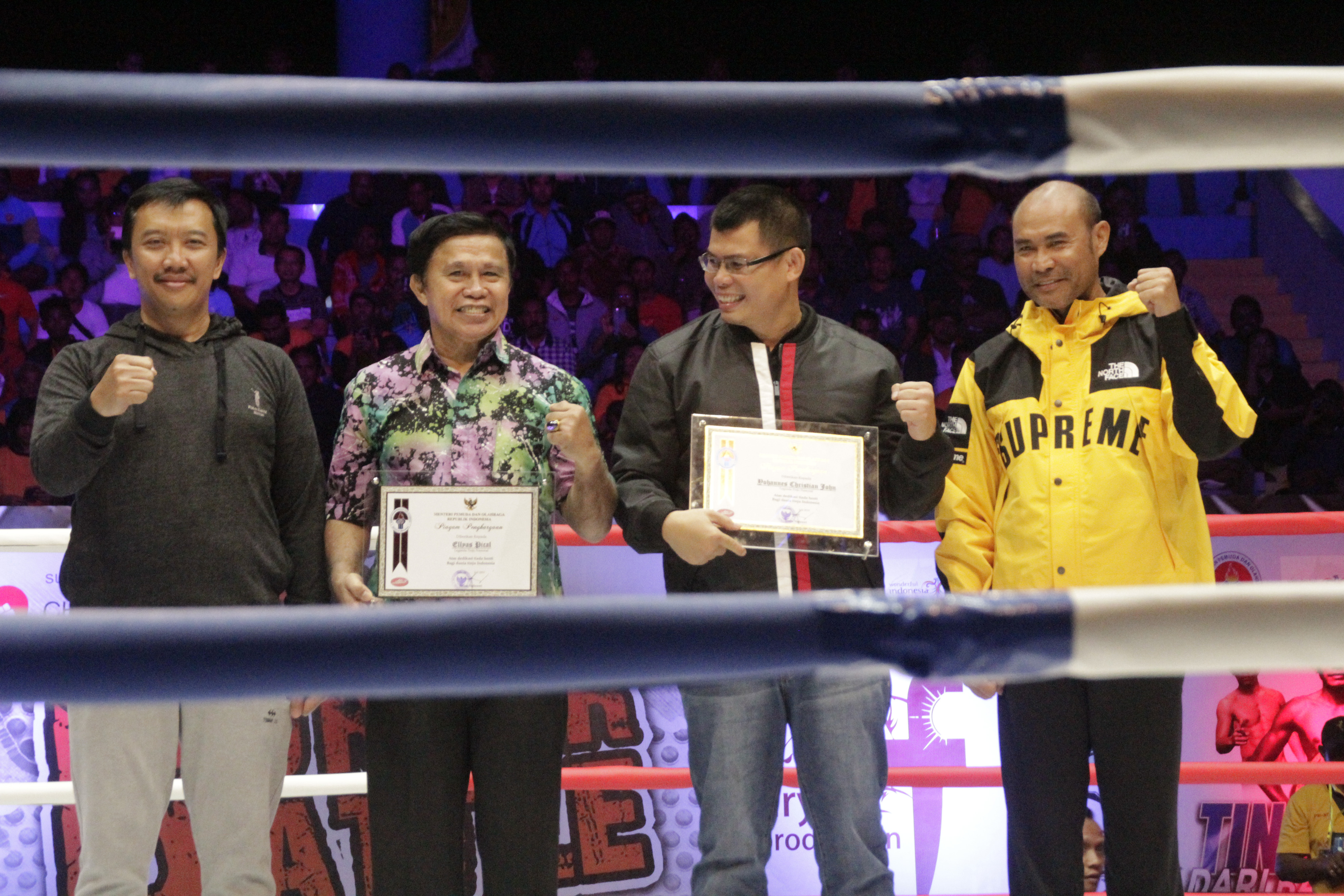 Menpora Imam Nahrawi (kiri), Gubernur NTT Viktor B Laiskodat (kanan) berpose bersama dua legenda tinju Indonesia Ellyas Pical dan dan Chris 