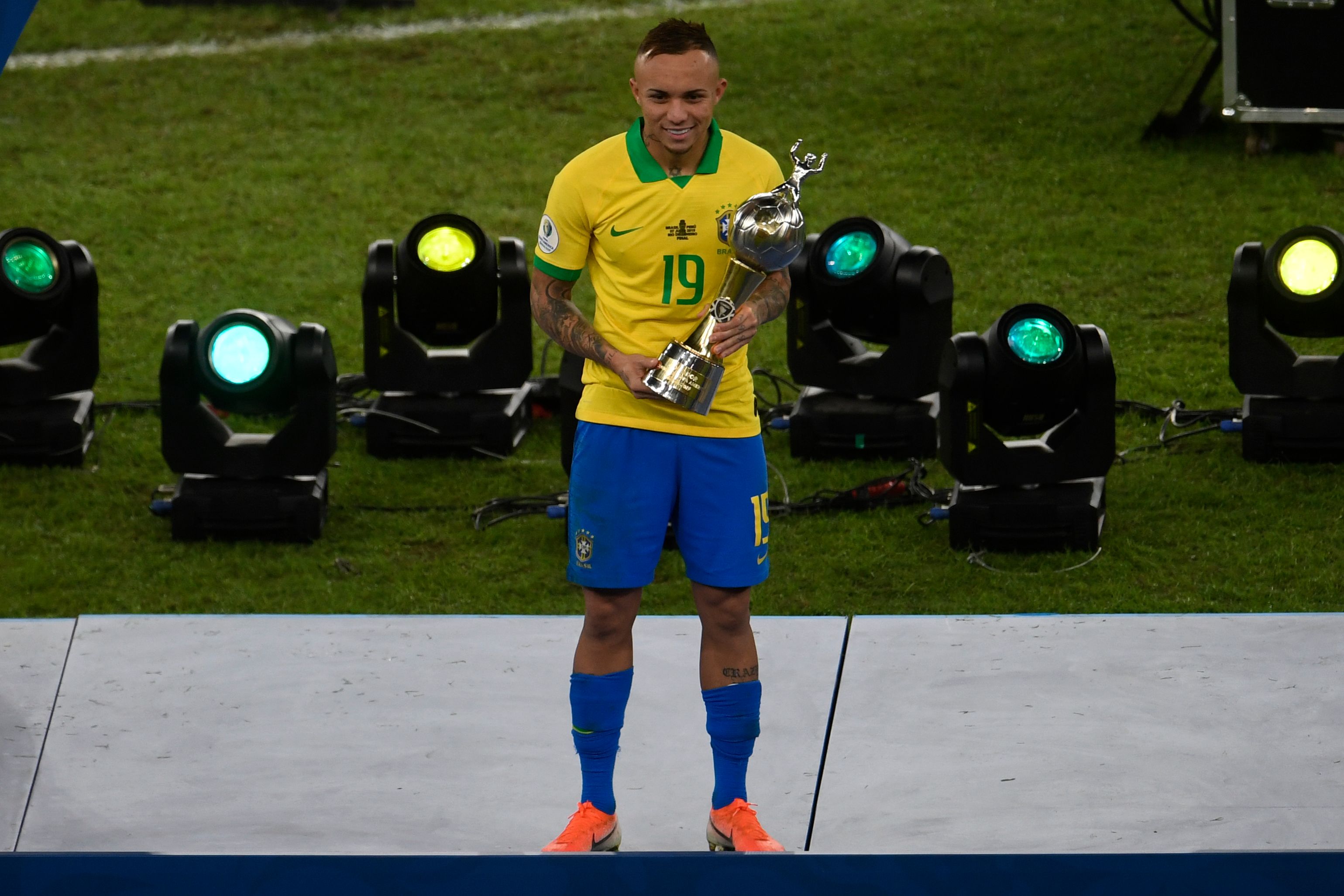Striker Brasil Everton berpose dengan trofi Sepatu Emas Copa America