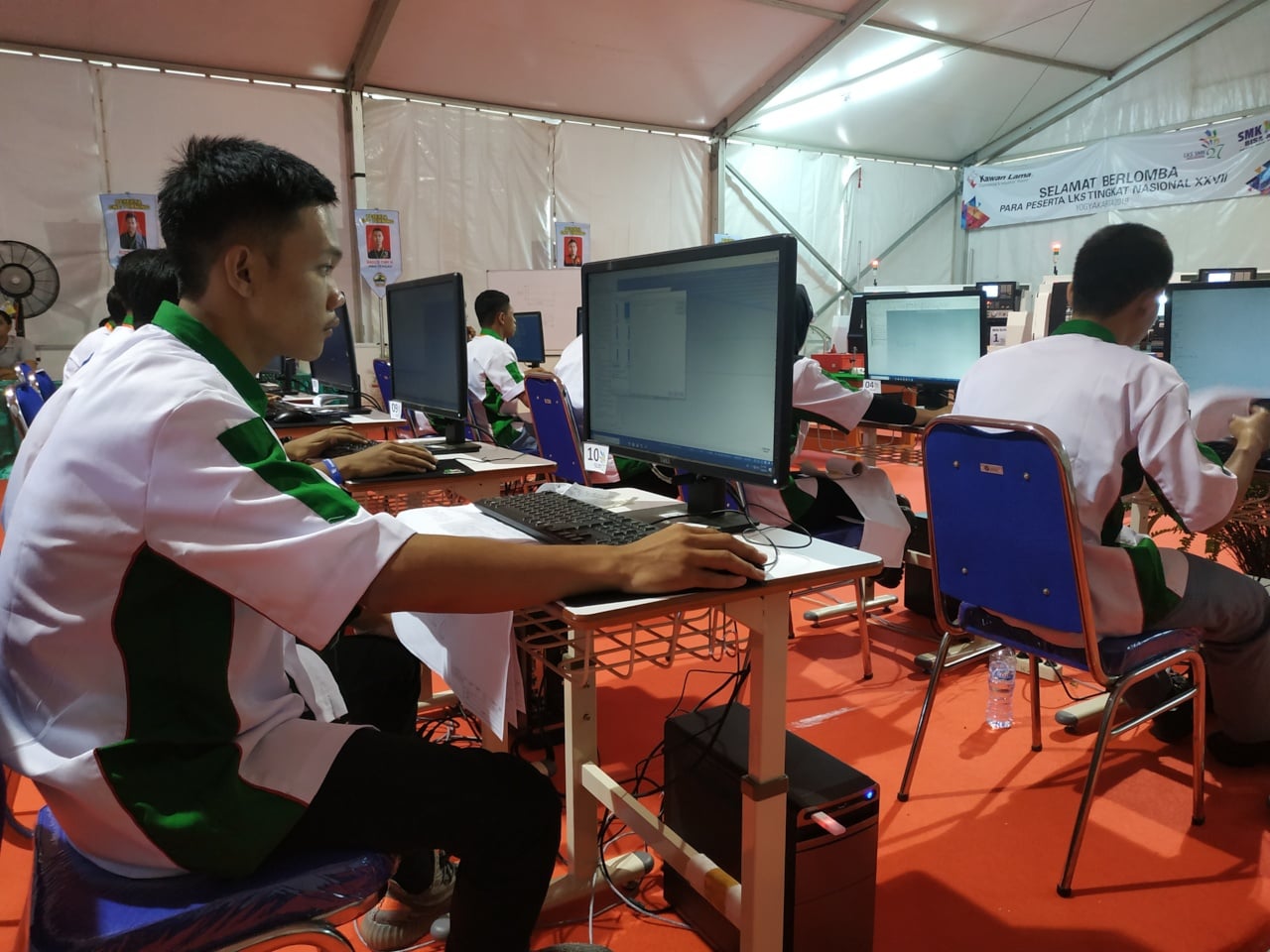 Siswa SMK Berkompetisi dalam Lomba Kompetensi Siswa di Jogja Expo Center, Selasa (9/7).