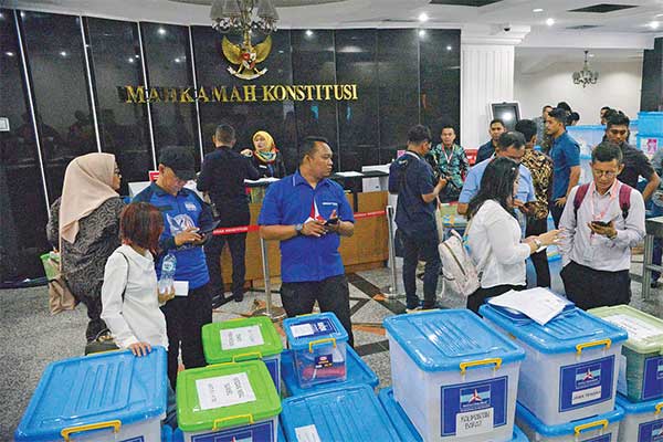 Para staf partai menyerahkan daftar dan berkas alat bukti tambahan permohonan perselisihan hasil Pemilihan Umum 2019 di Gedung MK, Jakarta, 