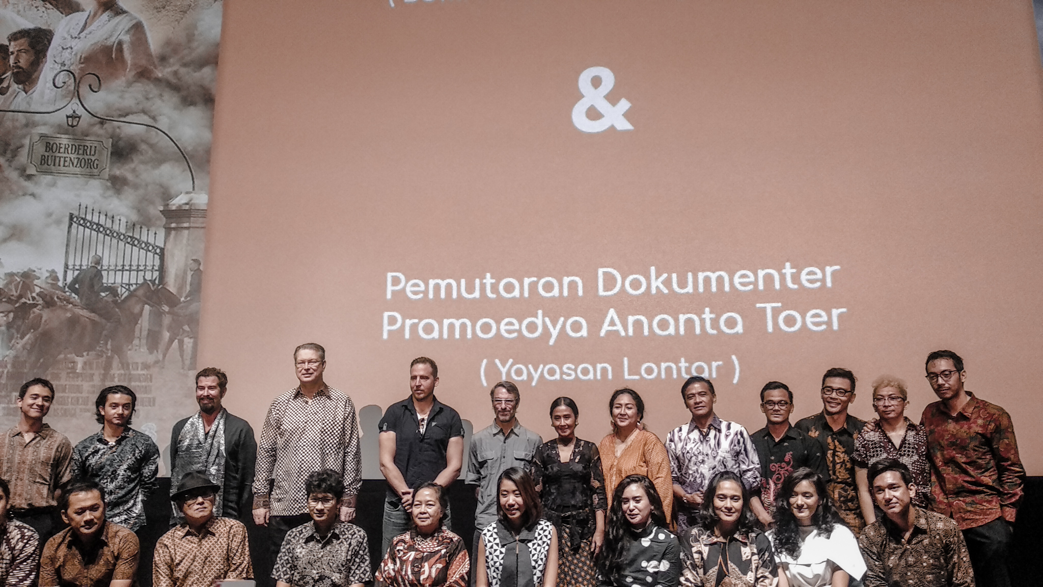 Para pemain dan sutradara film Bumi Manusia dan film Perburuan.
