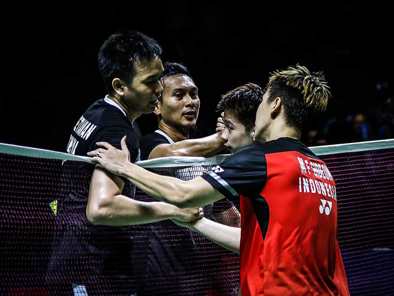 Pebulu tangkis ganda putra Indonesia, Marcus Gideon (kanan)/Kevin Sanjaya, bersalaman dengan senior mereka, Mohammad Ahsan/Hendra Setiawan 