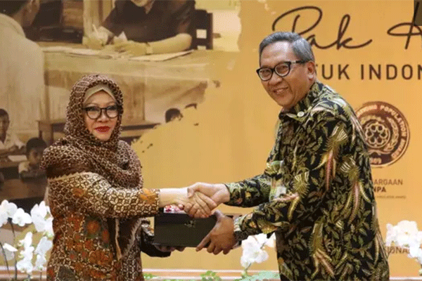  Siti Hardiyanti Indra Rukmana menyerahkan dokumen ke Arsip Nasional Republik Indonesia (ANRI).