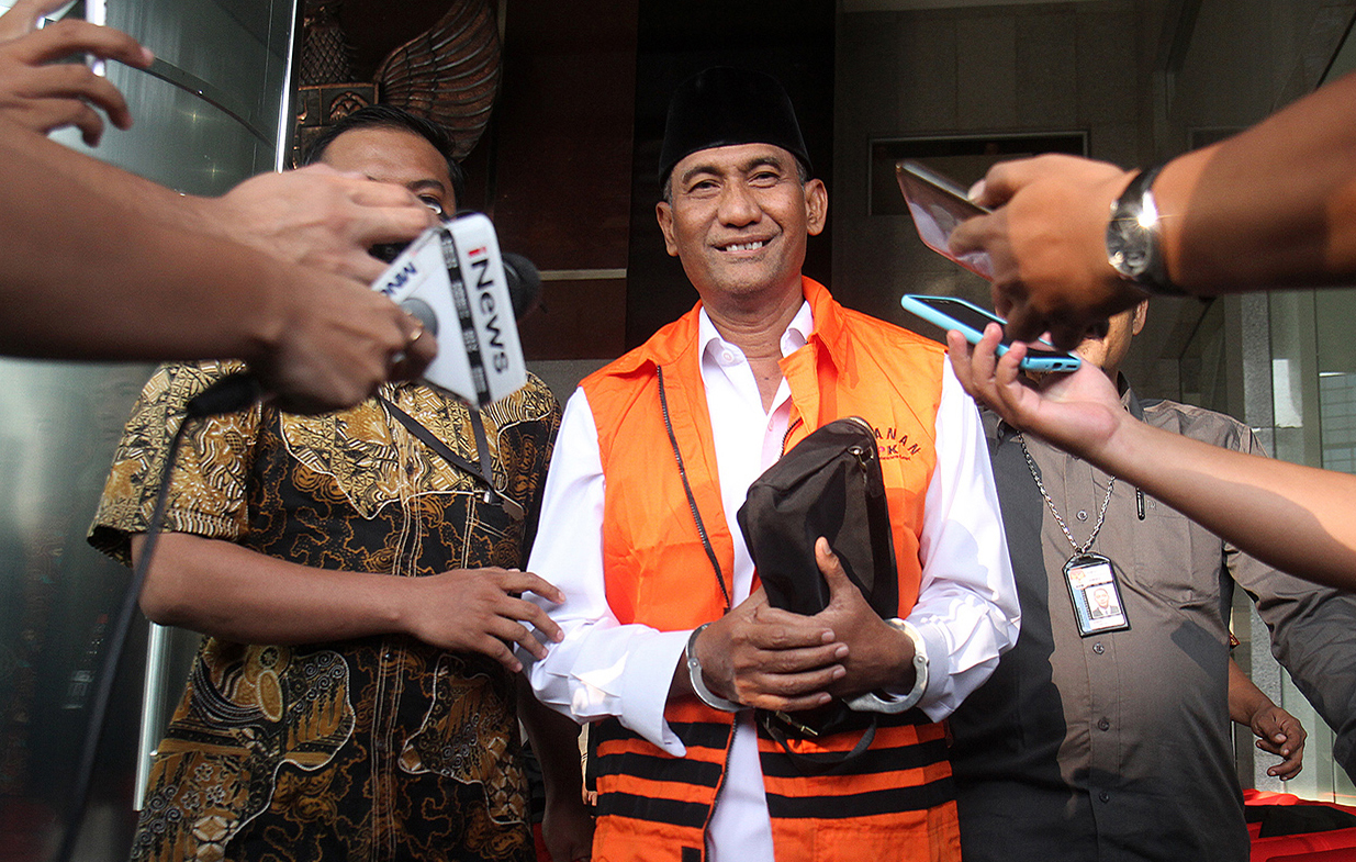 Bupati Kudus, Muhammad Tamzil (rompi tahanan) bergegas menjawab pertanyaan wartawan.