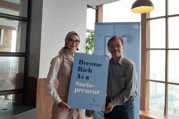 Angkie Yudistia saat peluncuran buku Become Rich As a Sociopreneur.