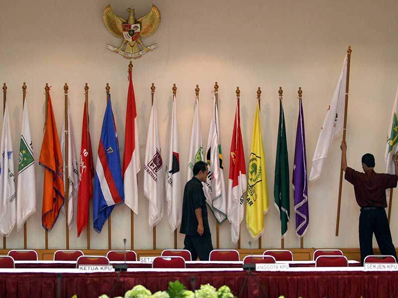 Petuga memasang bendera Partai Politik