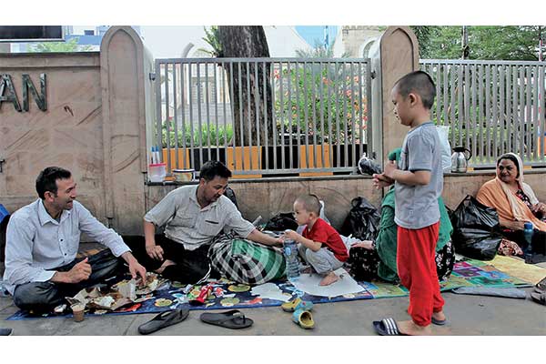 Para pencari suaka asal Somalia, Sudan, dan Afghanistan bertahan di trotoar Jalan Kebon Sirih, Jakarta Pusat, kemarin. 