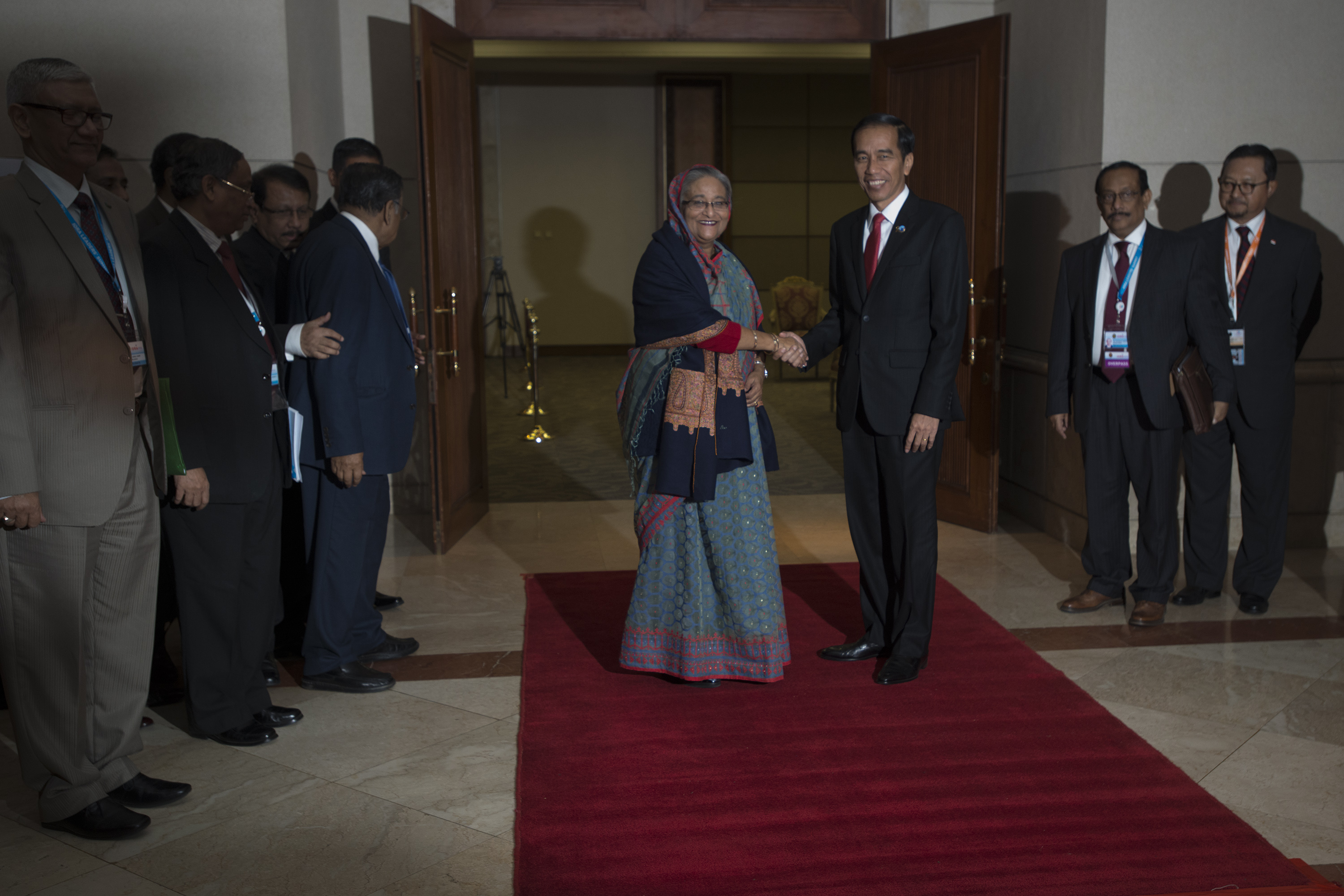 Presiden RI Joko Widodo (kanan) dan Perdana Menteri Bangladesh Sheikh Hasina saat KTT IORA ke-20 2017 di Jakarta. 