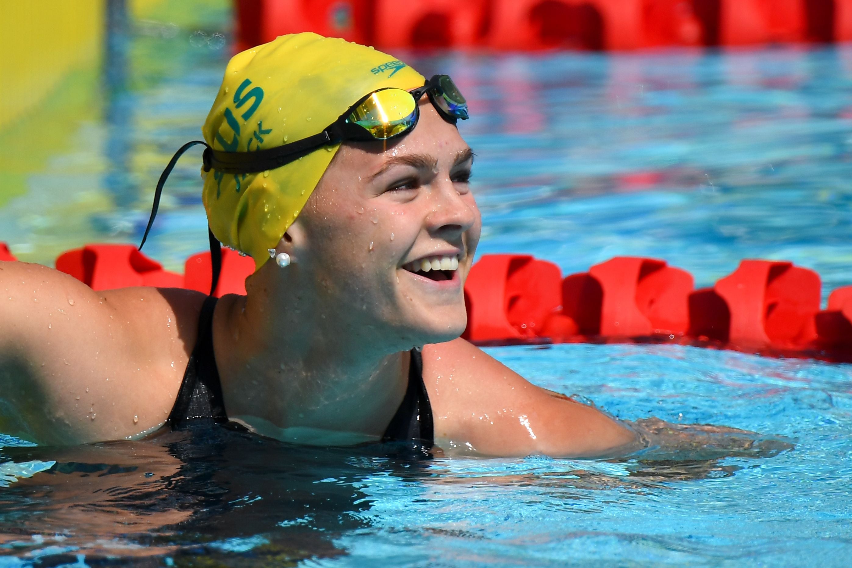 Shayna Jack tersenyum setelah kualifikasi gaya bebas 50m putri selama 2018 Gold Coast Commonwealth Games di Optus Aquatic Centre  