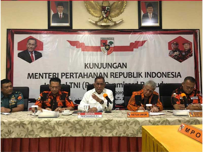 Menhan Ryamizard Ryacudu (tengah) saat silaturahmi ke kantor Pemuda Pancasila