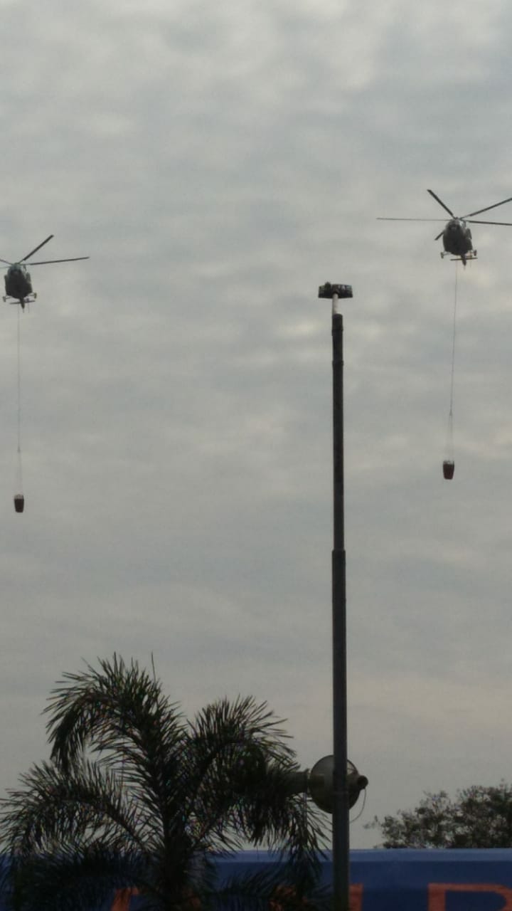 Helikopter pengangkut air berupaya memadamkan api yang membakar hutan dan lahan di Kalteng, 2018 lalu