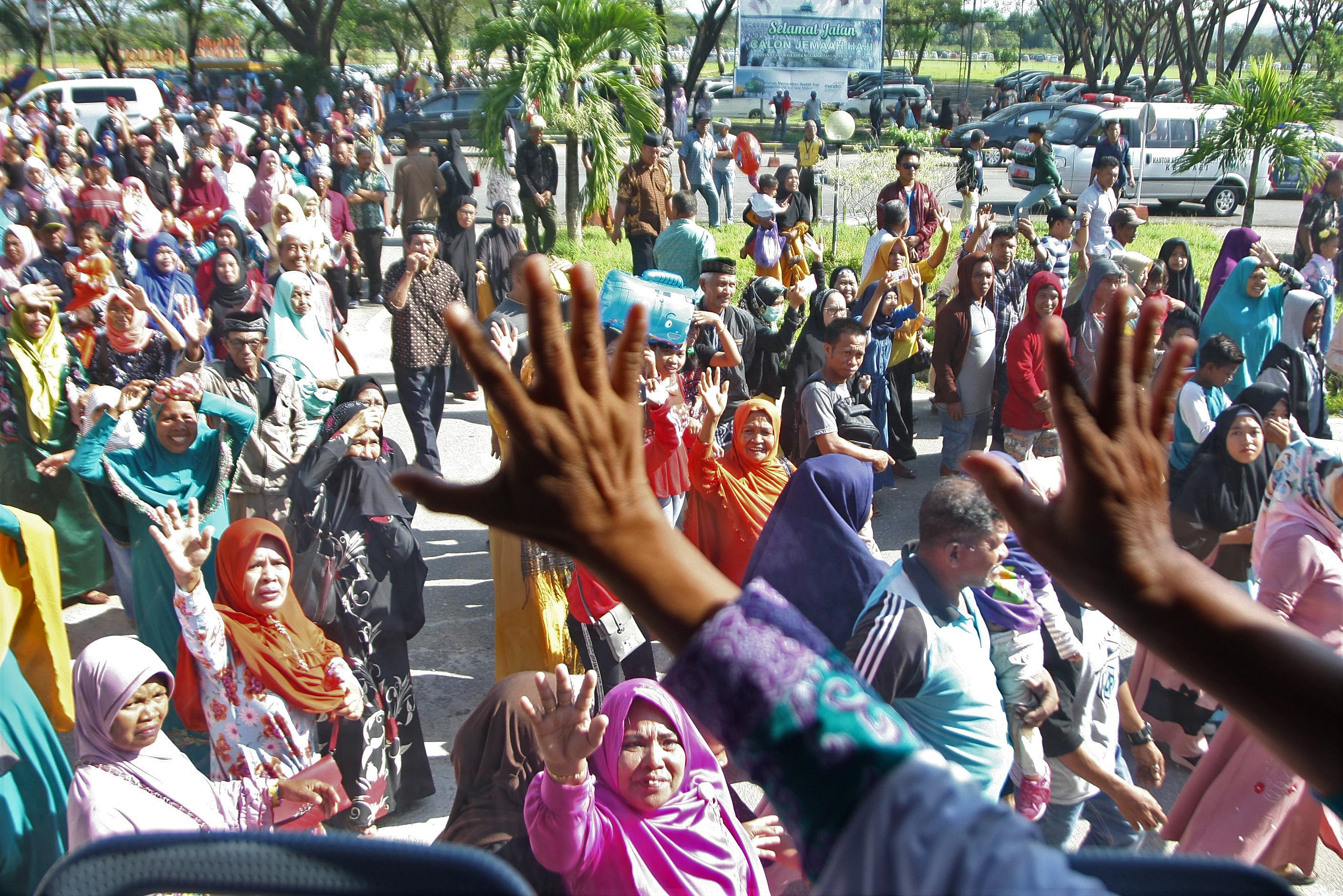  Ratusan orang pengantar calon haji memadati Bandara Haluoleo Kendari saat pemberangkatan jemaah calon haji asal Kendari
