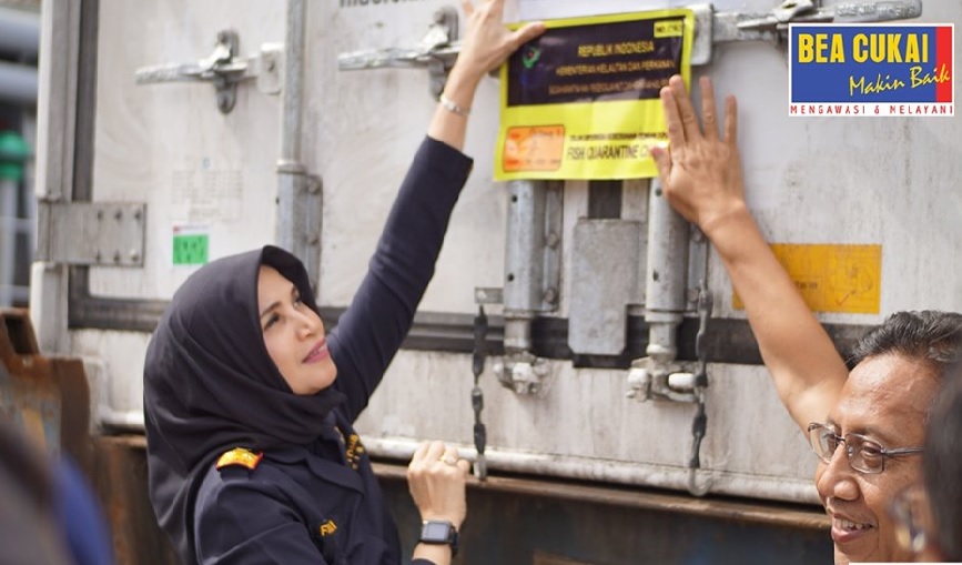 Kakanwil Bea Cukai Maluku, Finari Manan, turut melakukan pelepasan ekspor perdana ikan tuna ke Thailand.