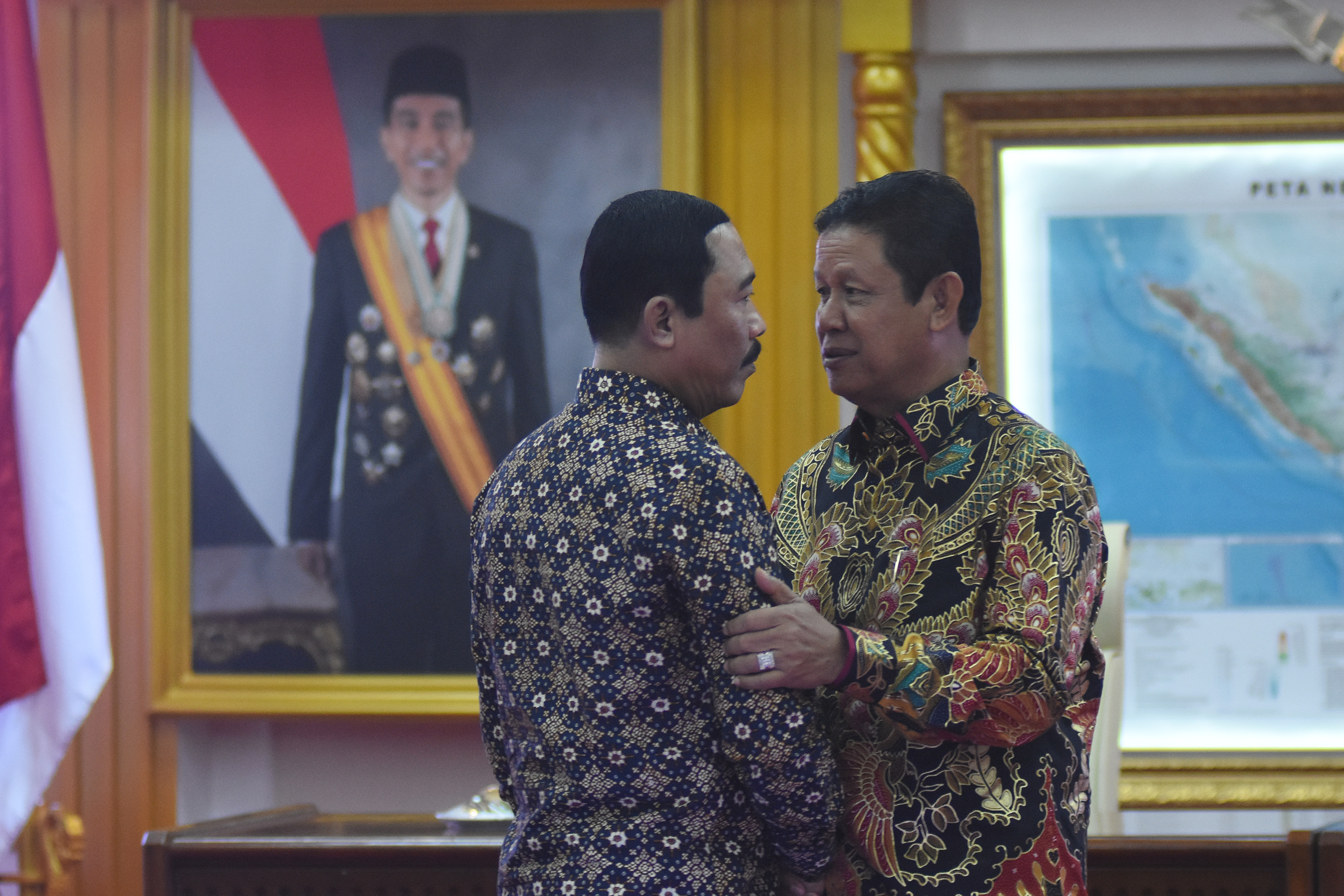 Sekretaris Jenderal Kementerian Dalam Negeri Hadi Prabowo (kiri) memberikan ucapan selamat kepada Plt Gubernur Kepulauan Riau (Kepri) Isdian