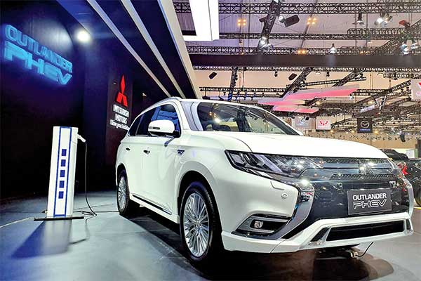 PT Mitsubishi Motors Krama Yudha Sales Indonesia (MMKSI) mulai menjual mobil ramah lingkungan Mitsubishi Outlander PHEV.