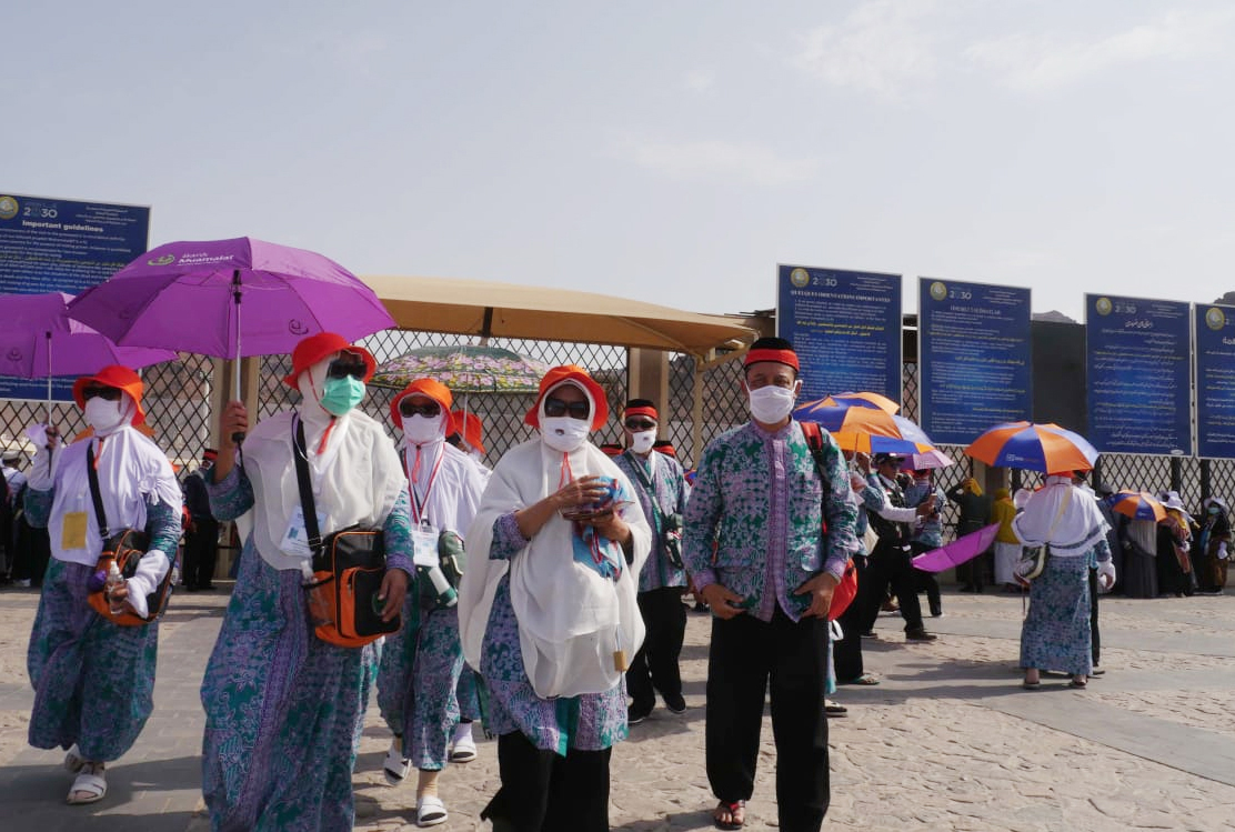 Sejumlah jemaah haji melakukan wisata ziarah di Jabal Uhud Bukit Pemanah, Madinah, Arab Saudi. 