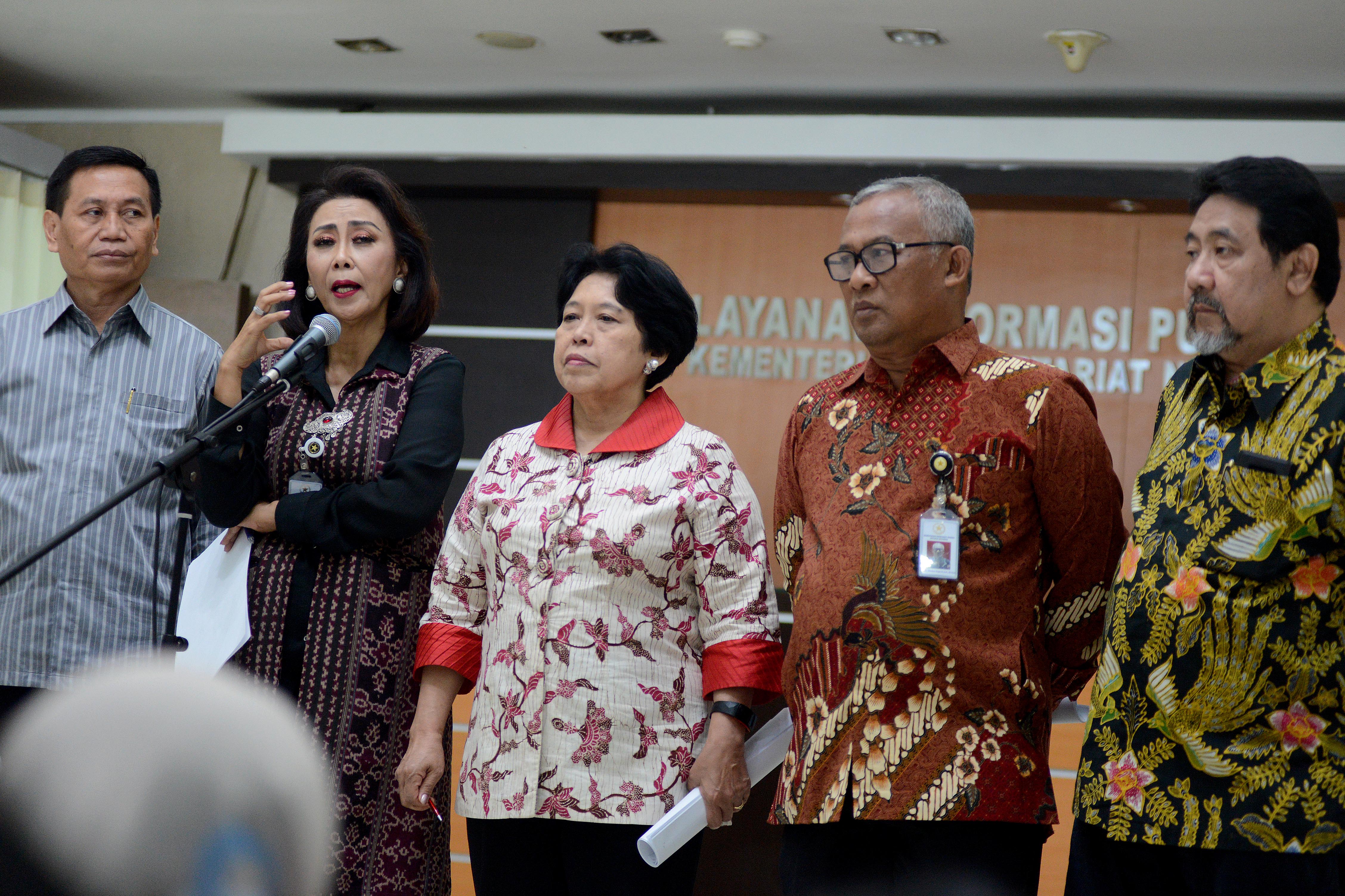 Ketua Pansel Capim KPK Yenti Garnasih (kedua kiri) menyampaikan capim KPK yang lolos tahap administrasi