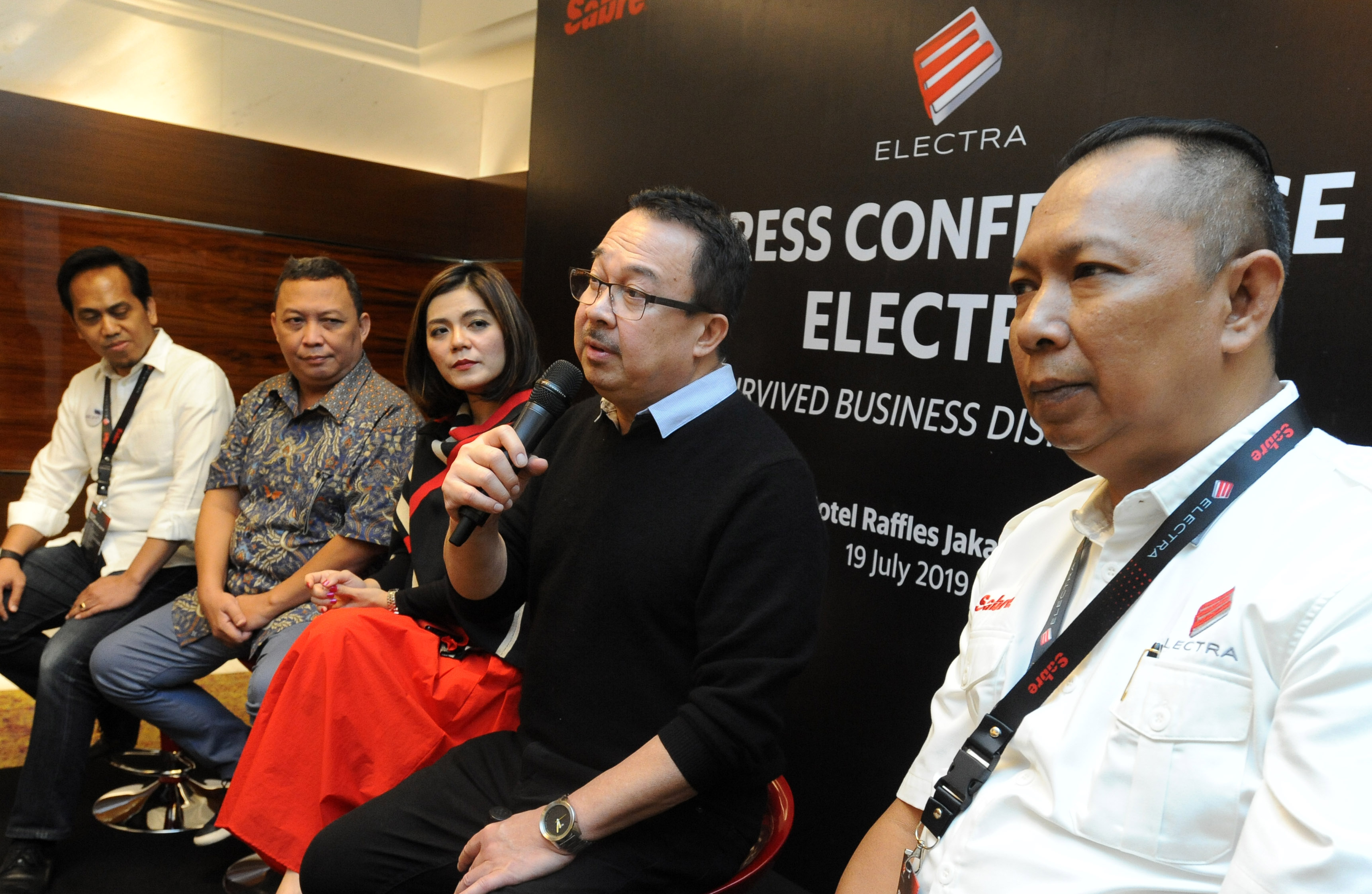 PRODUK ELECTRA BANTU BISNIS TRAVEL AGENT: Direktur Utama Sabre Travel Network Indonesia Deny Fajar (kanan)