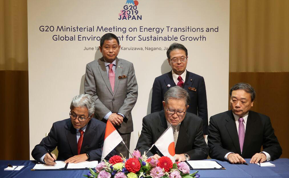 Menteri ESDM Ignasius Jonan dan Menteri Ekonomi Hiroshige Seko menyaksikan head of agreement/HoA) Blok Masela