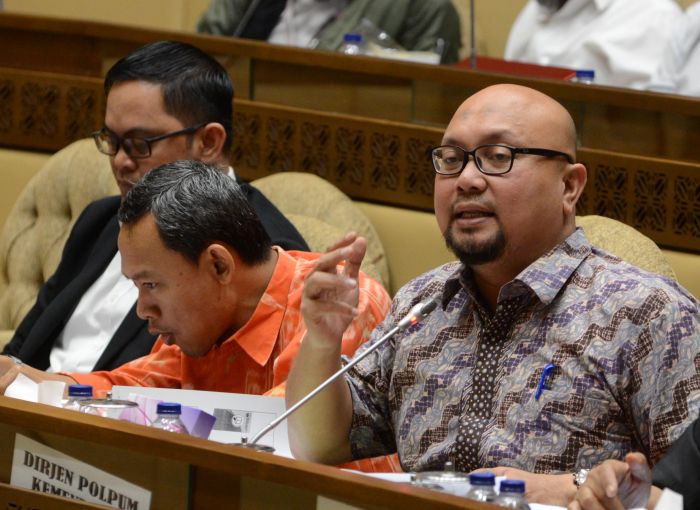 Anggota KPU Ilham Saputra (kanani), Viryan (kiri), Pramono Ubaid Tanthowi (tengah) 