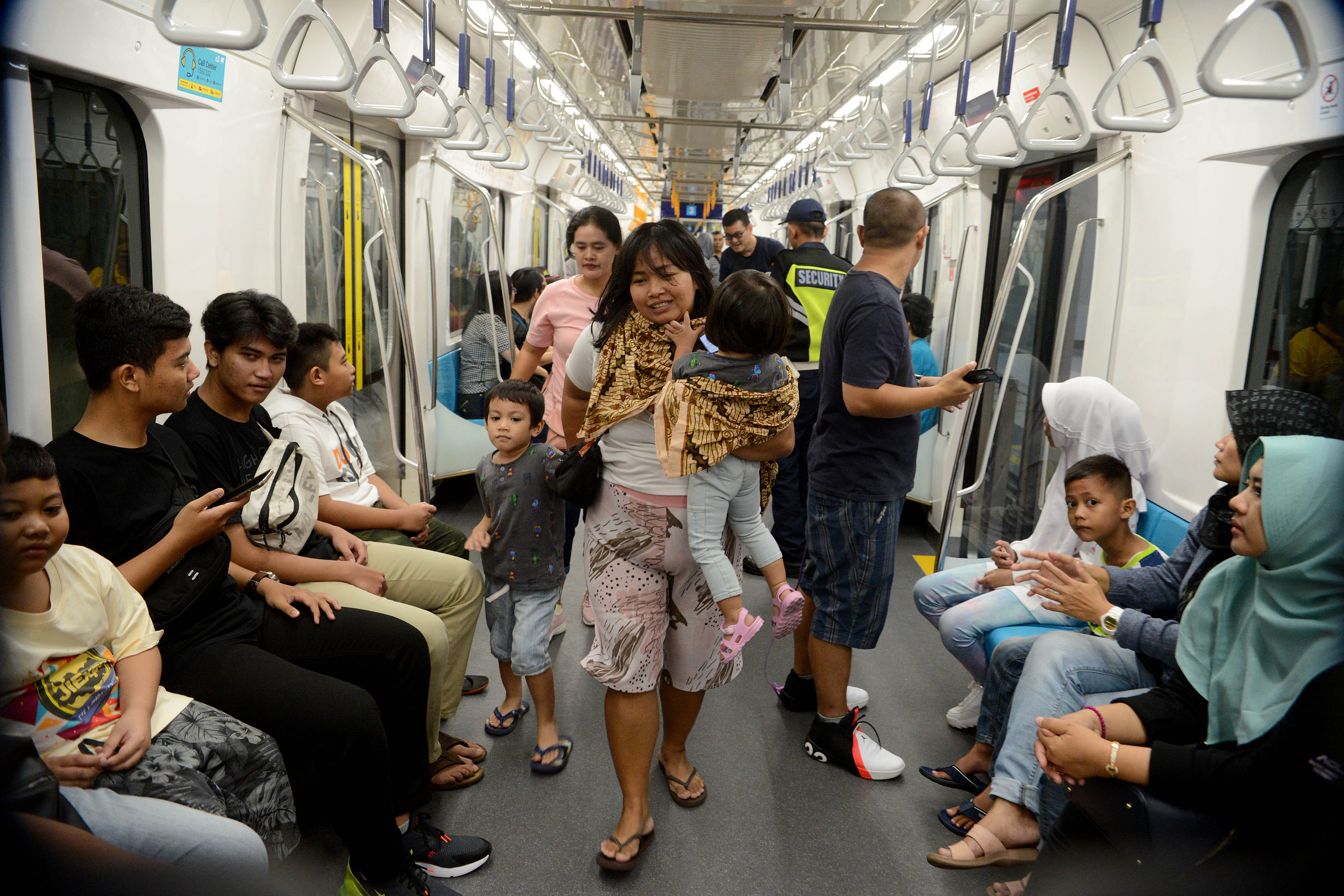 Warga antusias menaiki MRT Jakarta