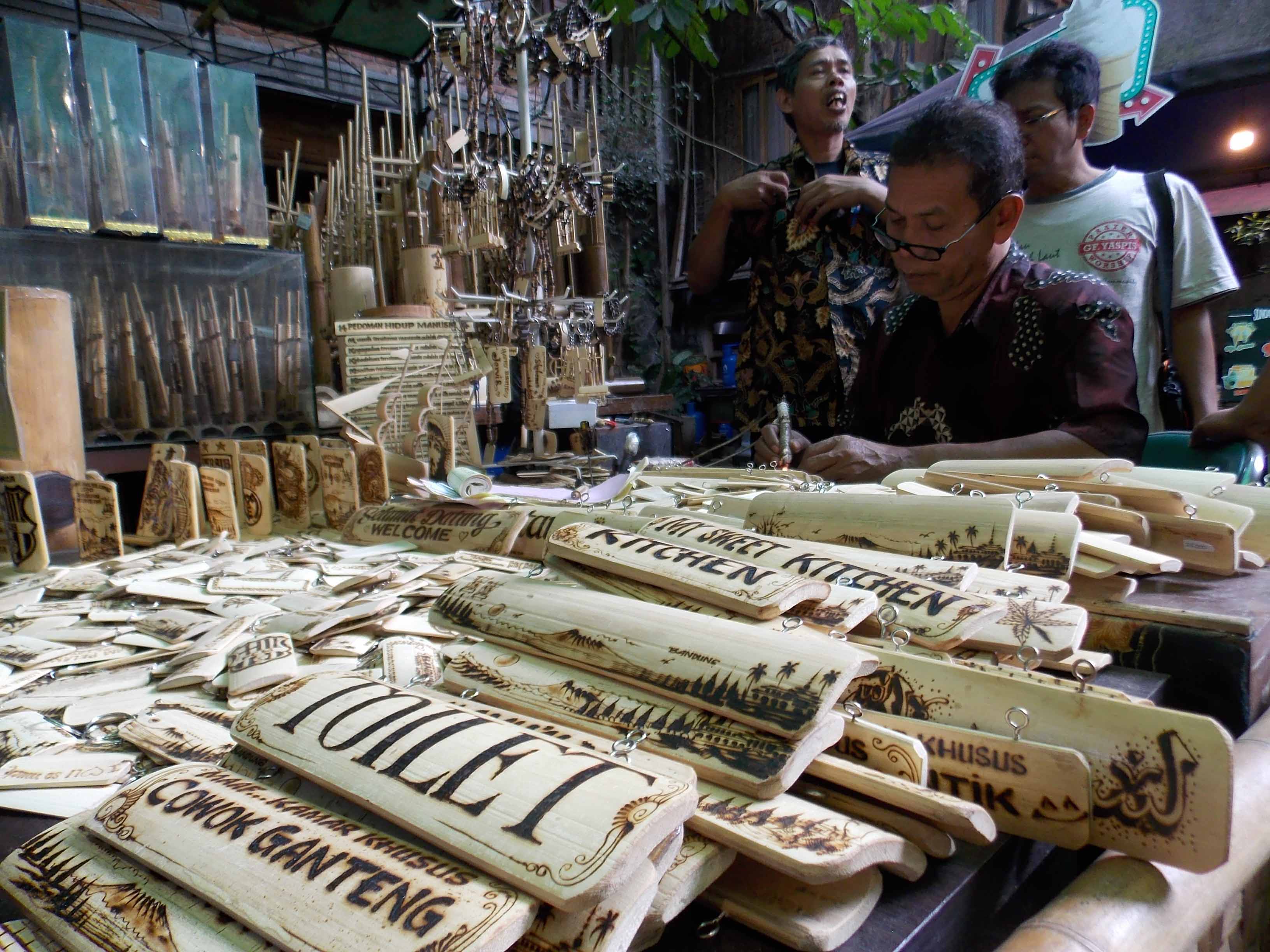 Salah satu oleh-oleh khas di Saung Angklung Udjo, Kota Bandung, Jawa Barat yang disukai wisatawan. 