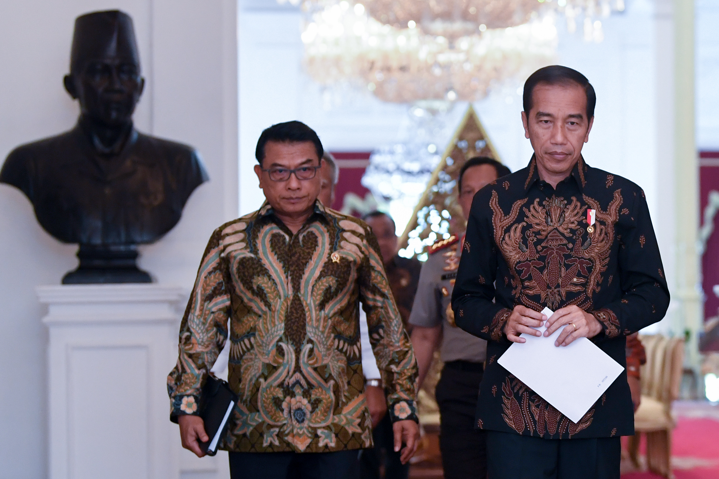 Kepala KSP Moeldoko (kiri) dan Presiden Joko Widodo.