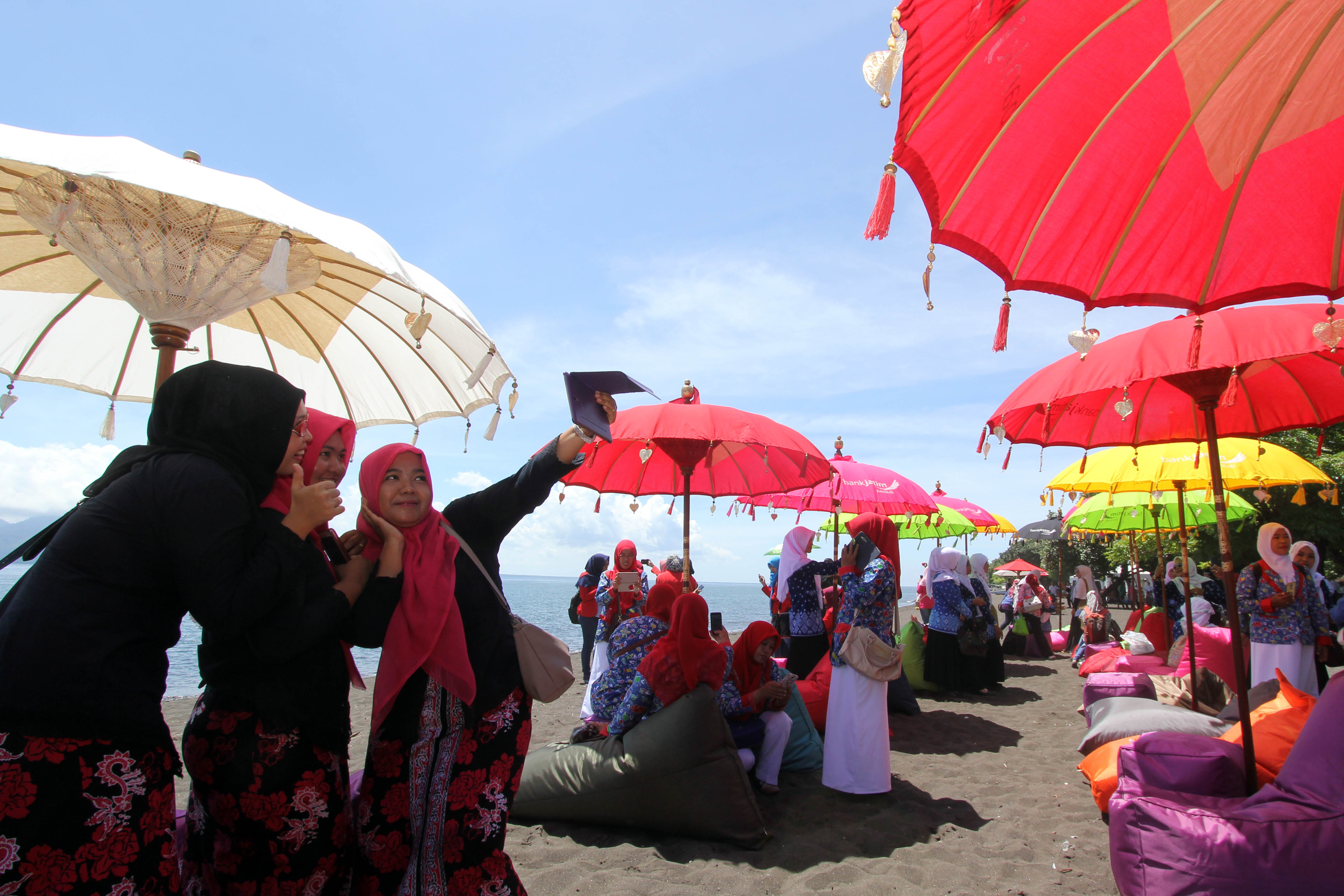 Beberapa perempuan berswafoto di Pantai Santen, Banyuwangi, Jawa Timur, pada 2017. 