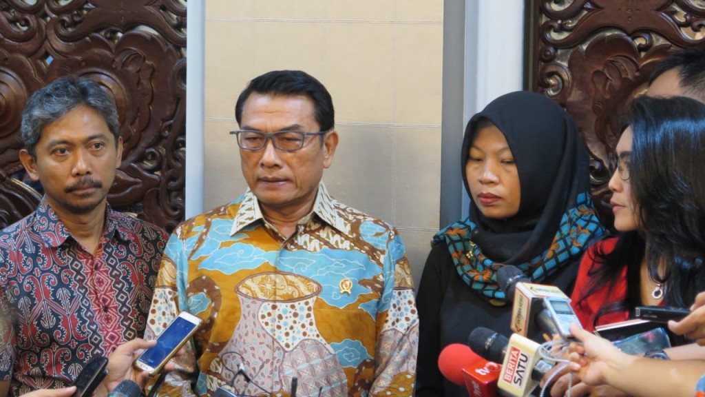 Kepala Staf Presiden, Moeldoko, (kedua dari kiri) menerima Baiq Nuril Maknun (ketiga dari kiri), mantan guru honorer SMAN 7 Mataram, NTB.