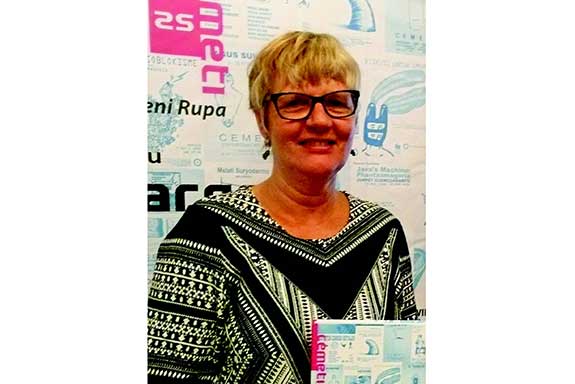 Seniman asal Belanda yang menempuh pendidikan kesenian di Institut Kesenian Jakarta (IKJ) dan Institut Seni Indonesia (ISI) Yogyakarta,