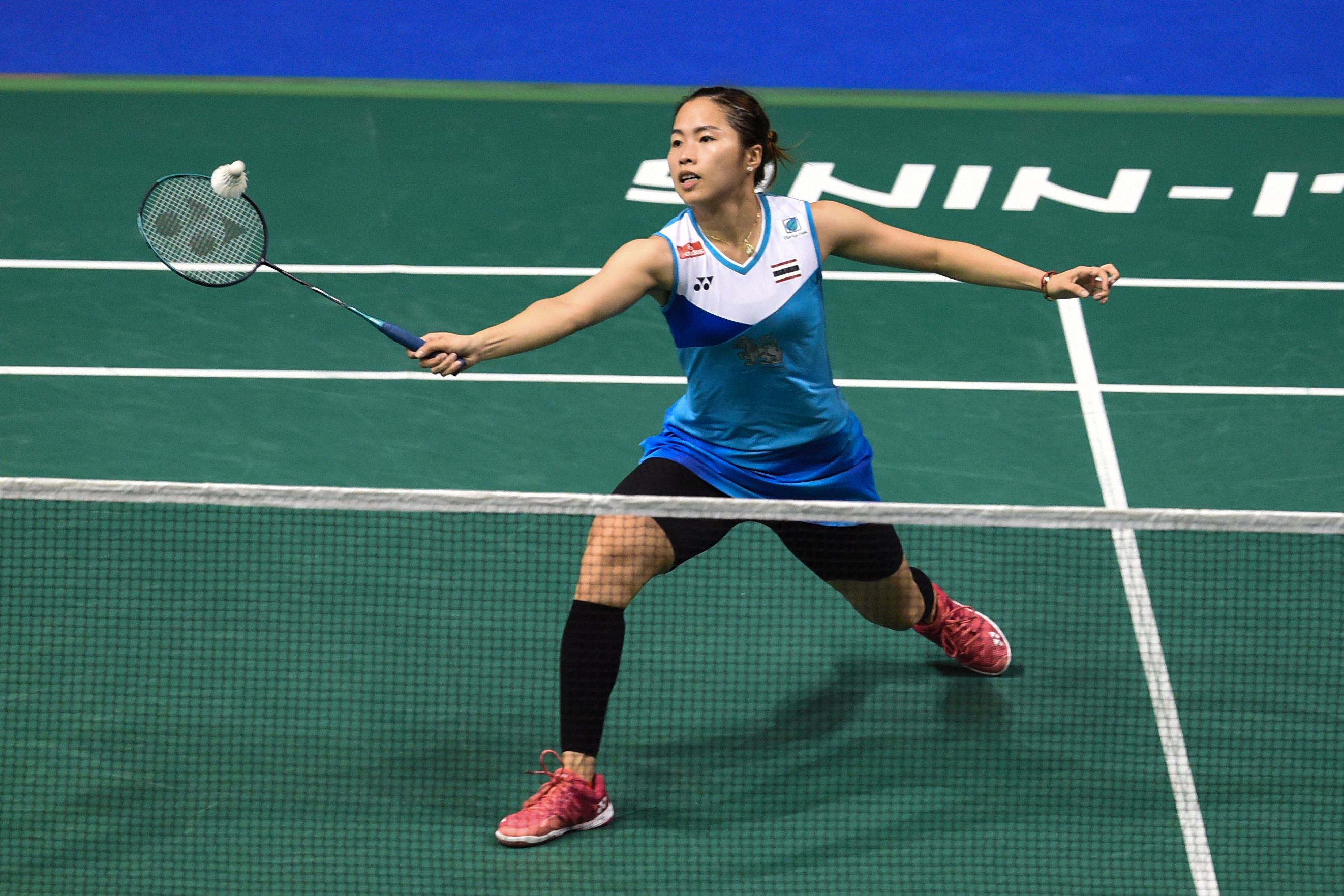 Aksi pemain tunggal putri Thailand Ratchanok Intanon. 