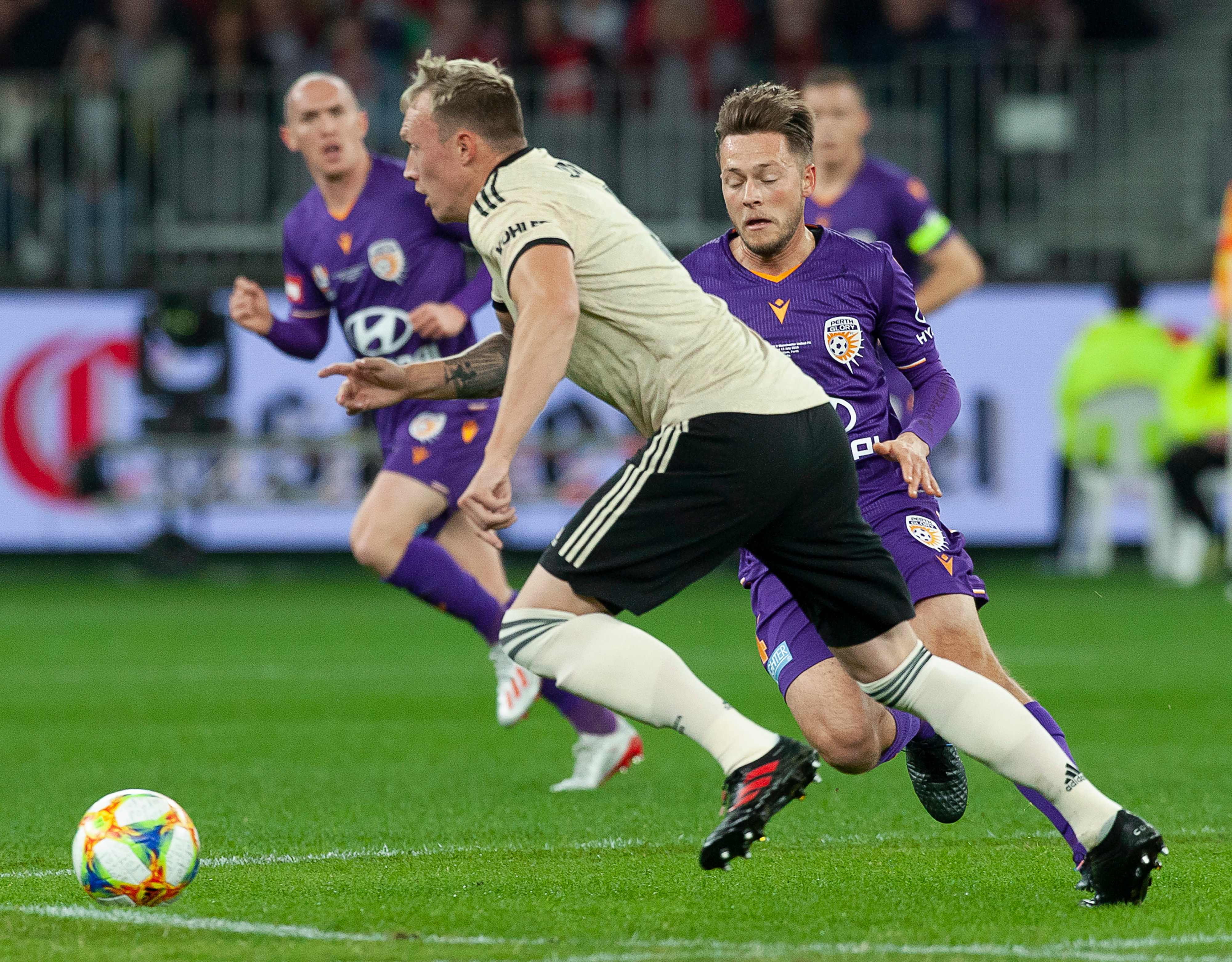 Pertandingan antara Manchester United melawan Perth Glory (ungu) di  Optus Stadium, Perth, Australia.  