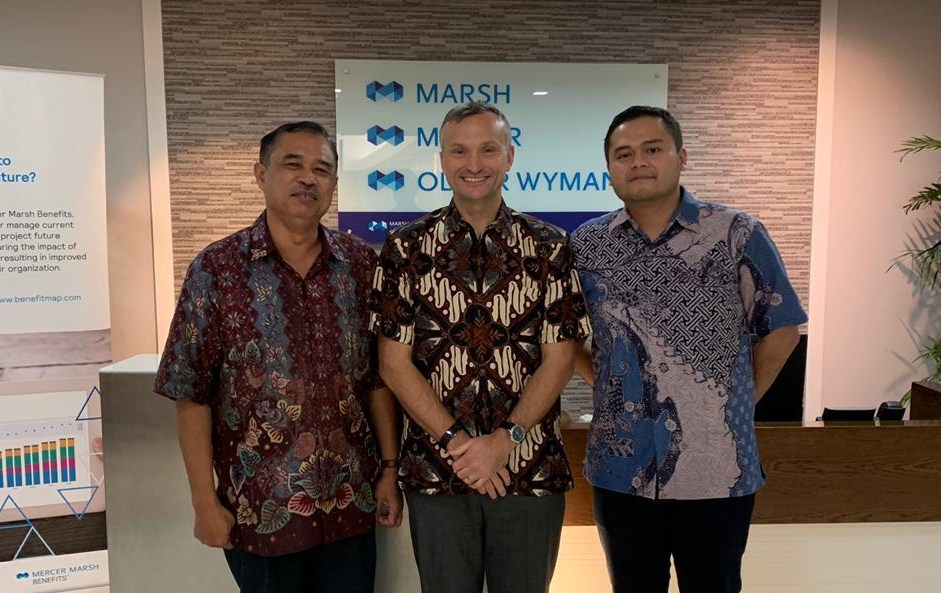 Kiri-kanan: pengamat asuransi Irvan Rahardjo, CEO Marsh Douglas Ure, dan Financial Risk Specialist Marsh Bima Sastra Gordhi.