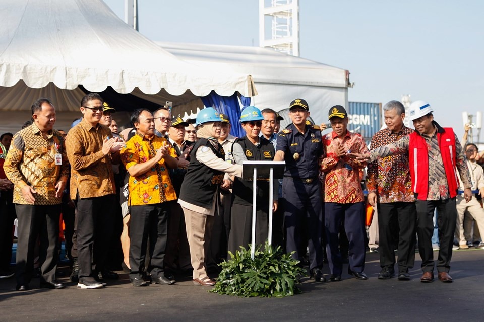 Pemuatan peti kemas dalam rangka ekspor raya di Dermaga Jakarta International Container Terminal, Jakarta, Jumat (19/7).