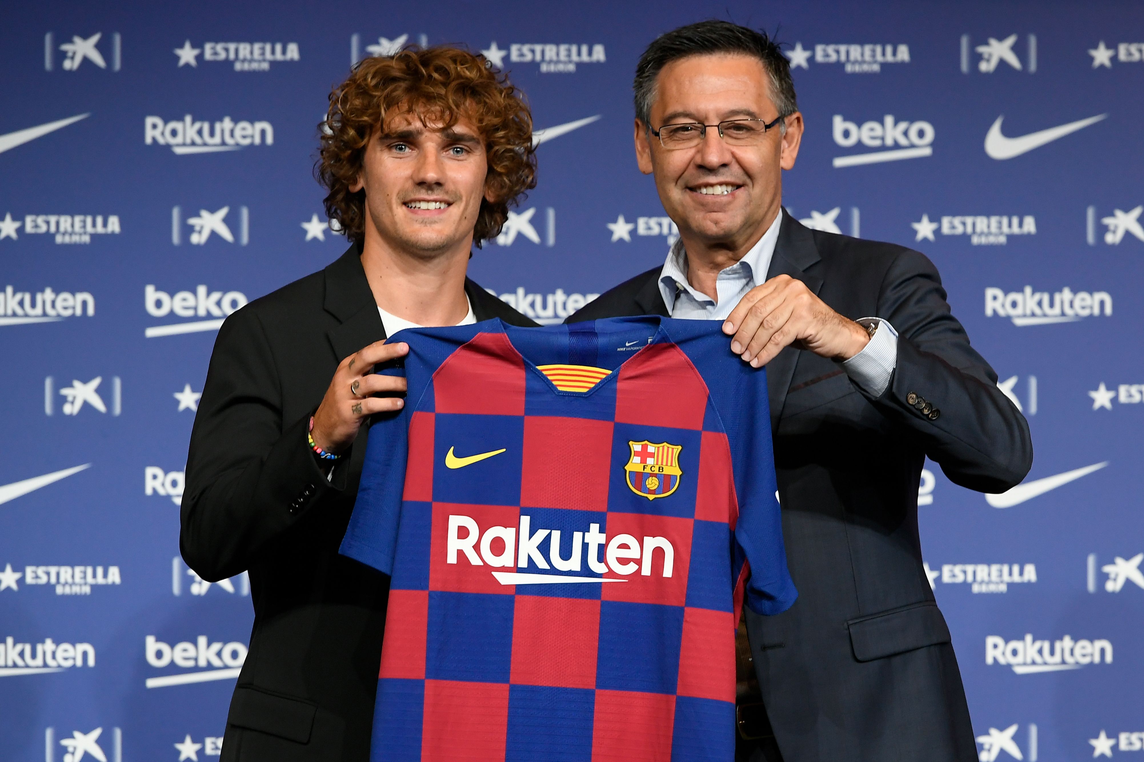 Presiden Barcelona Josep Maria Bartomeu (kanan) saat perkenalan Antoine Griezmann sebagai pemain Blaugrana.