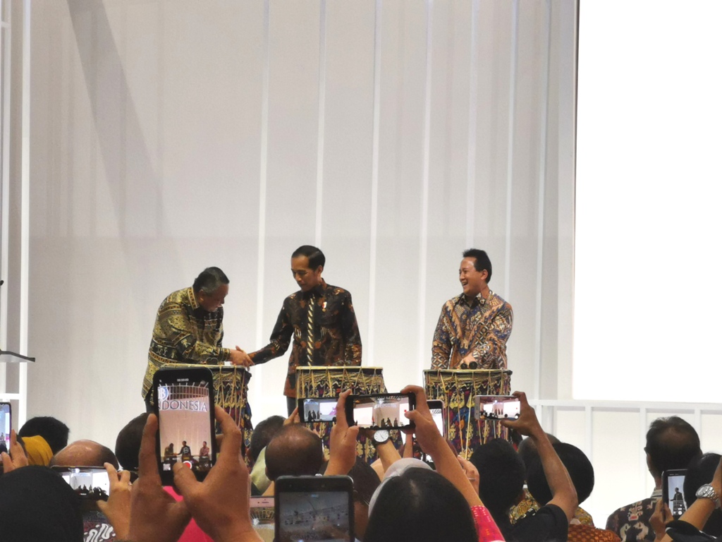 Presiden Jokowi, Gubernur BI Perry Warjiyo, dan Kepala Bekraf Triawan Munaf saat meresmikan pameran Karya Kreatif Indonesia 2019.