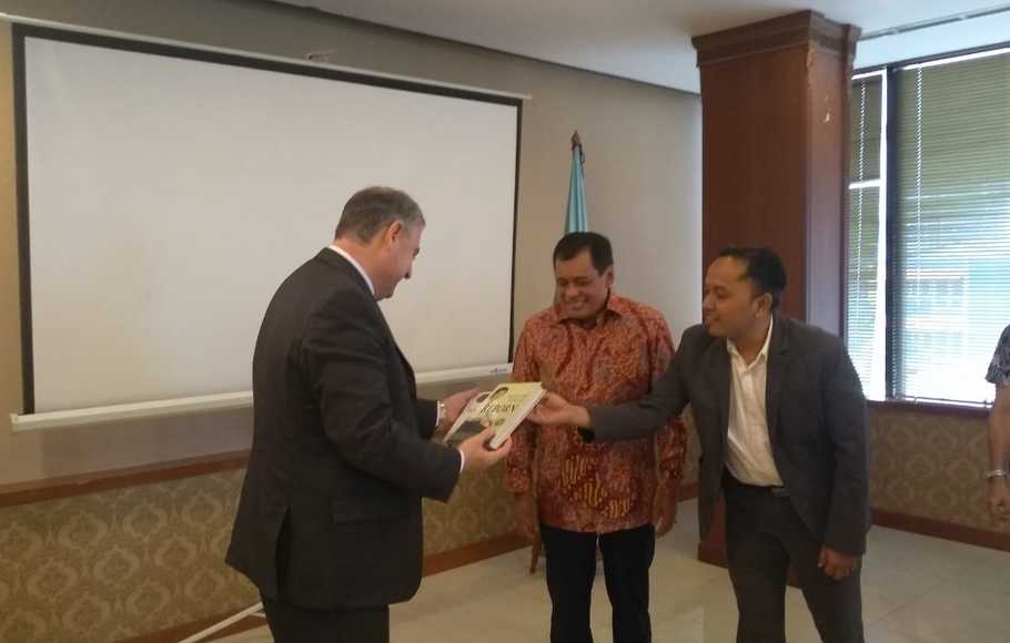 Presiden Organisasi Koperasi Dunia Ariel Guarco, Ketua Umum Dekopin Nurdin Halid, Direktur Hubungan Luar Negeri Dekopin Ilham Nasai