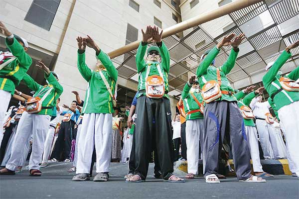 Jemaah haji asal Jawa Tengah melakukan senam Ngapak di pelataran parkir Hotel Kiswah Tower, Jarwal, Mekah, Arab Saudi, kemarin.