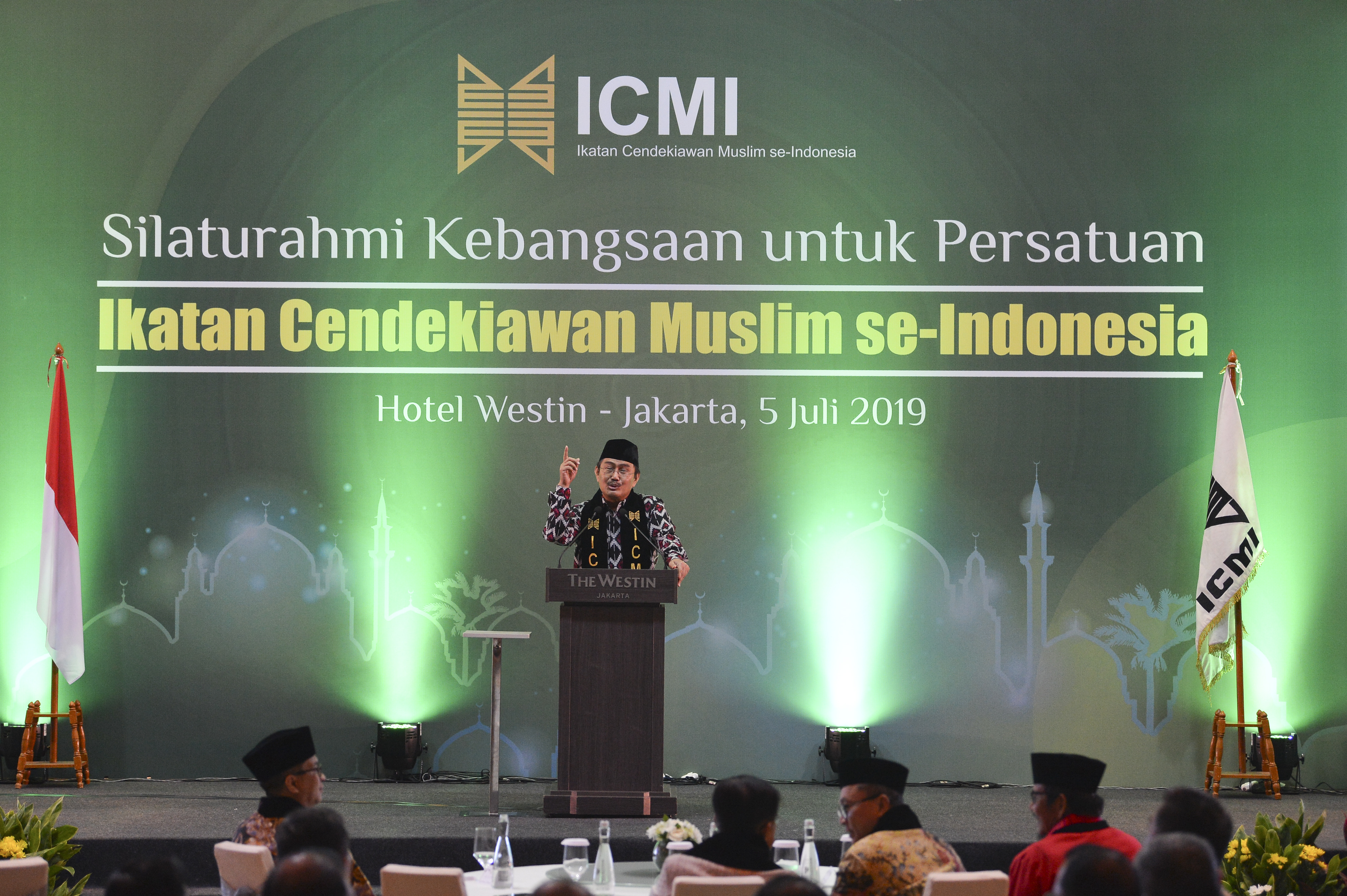 Ketua Umum Ikatan Cendekiawan Muslim Indonesia (ICMI) Jimly Asshiddiqie berpidato di acara Silahturahmi Kebangsaan 